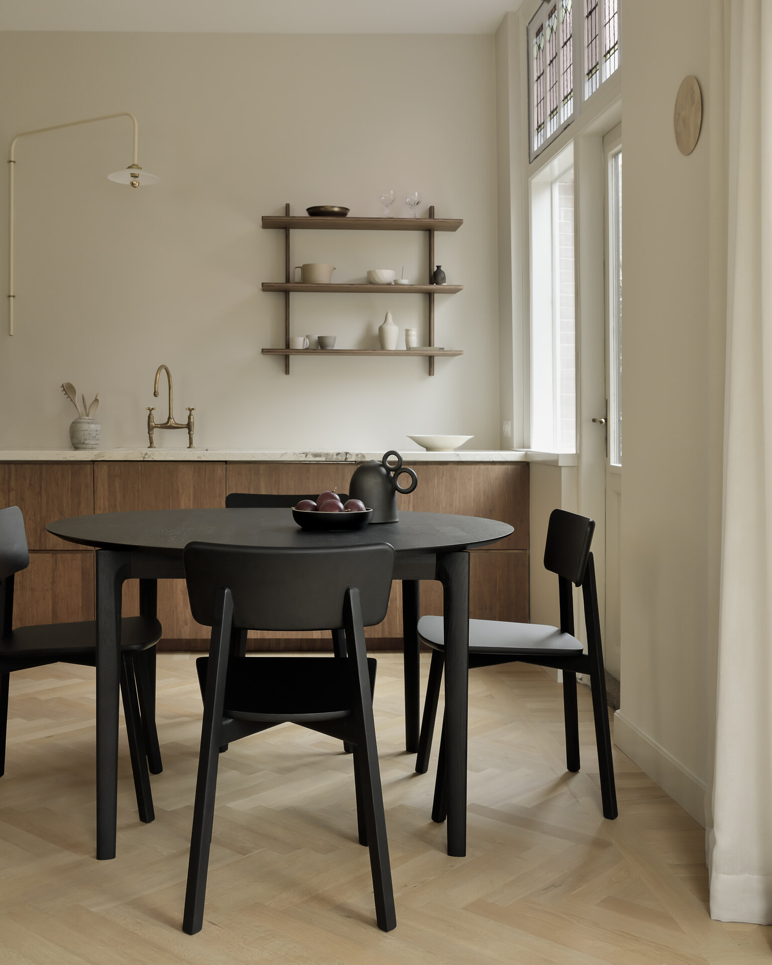 Ethnicraft Uitschuifbare Ronde Eettafel 'Bok' Gevernist Eikenhout, 129/179 x 129cm, kleur Zwart