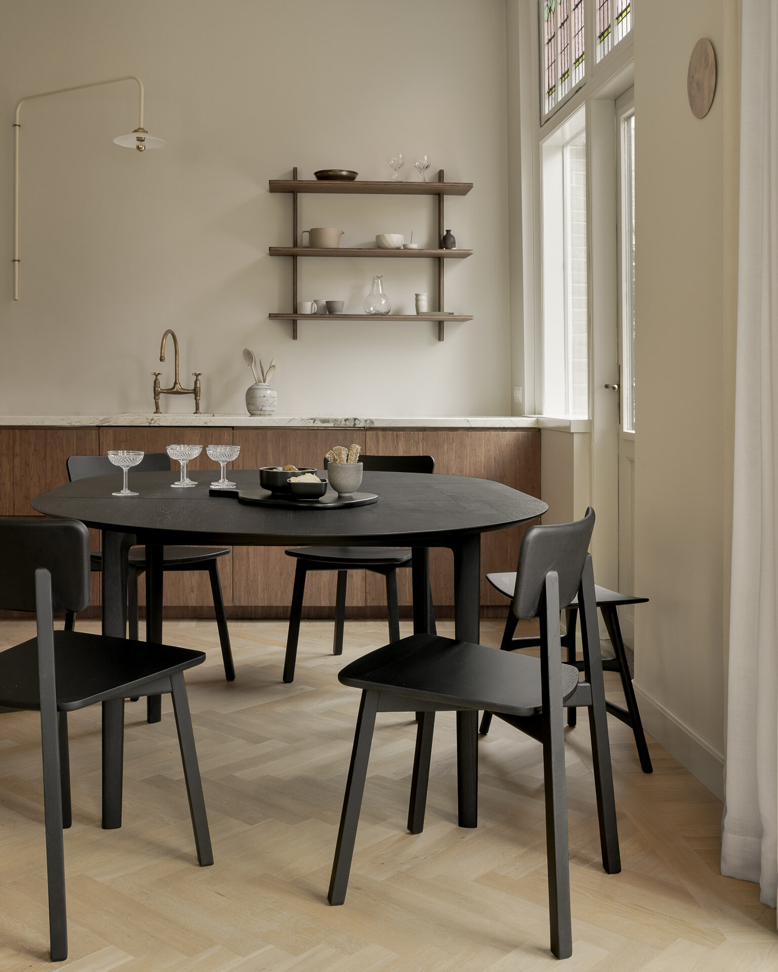 Ethnicraft Uitschuifbare Ronde Eettafel 'Bok' Gevernist Eikenhout, 129/179 x 129cm, kleur Zwart