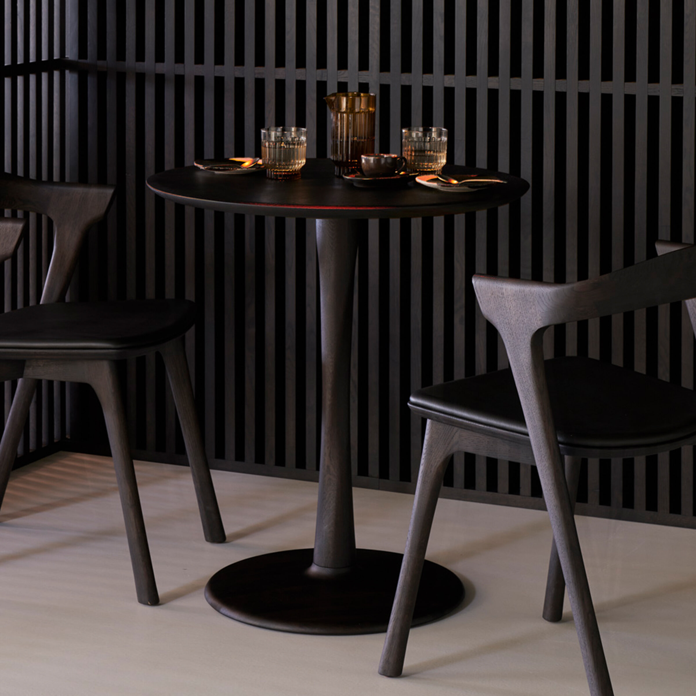 Ethnicraft Ronde Bistrotafel 'Torsion' Eikenhout, kleur Bruin