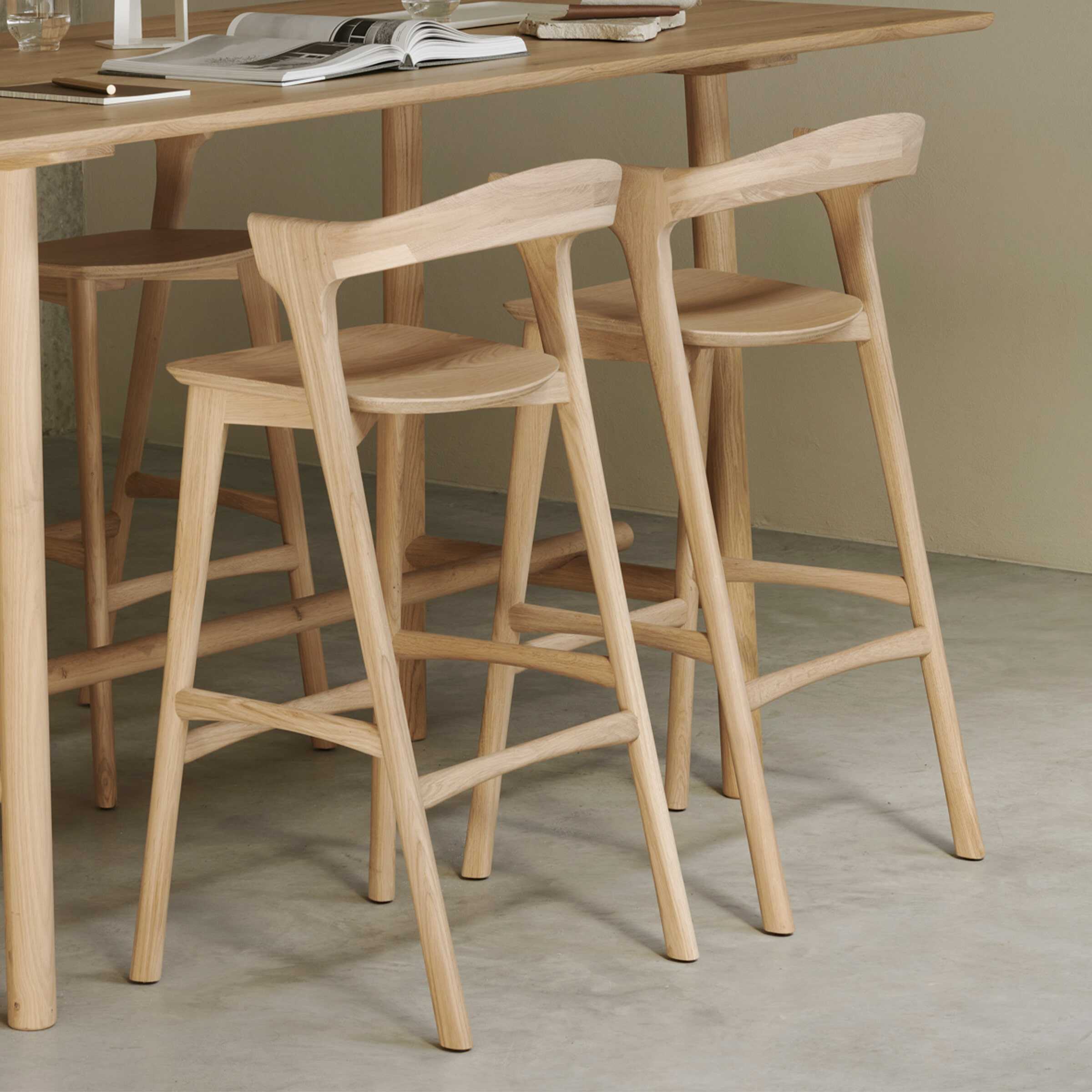 Ethnicraft Barstoel 'Bok' Gevernist Eikenhout, kleur Naturel (zithoogte 78cm)