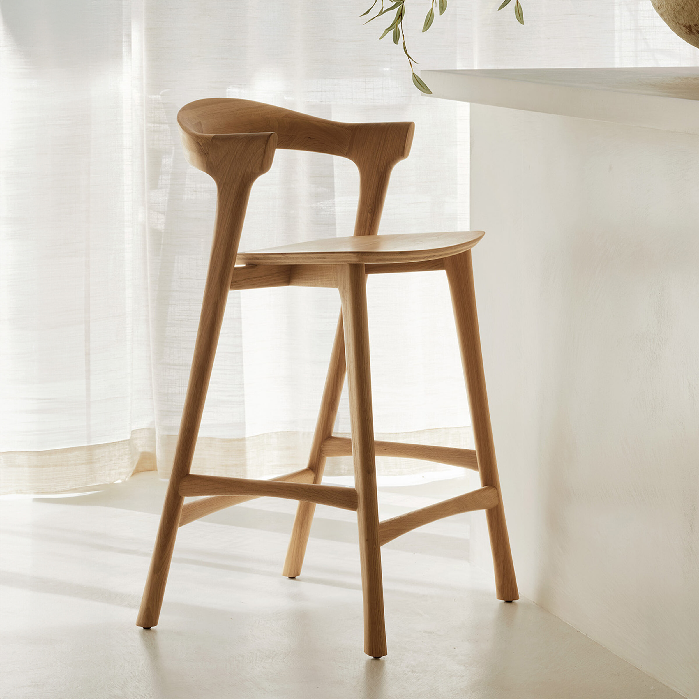 Ethnicraft Barstoel 'Bok' Geolied Eikenhout, kleur Naturel (zithoogte 67cm)