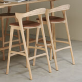 Ethnicraft Barstoel 'Bok' Gevernist Eikenhout en leder, kleur Cognac (zithoogte 78cm)