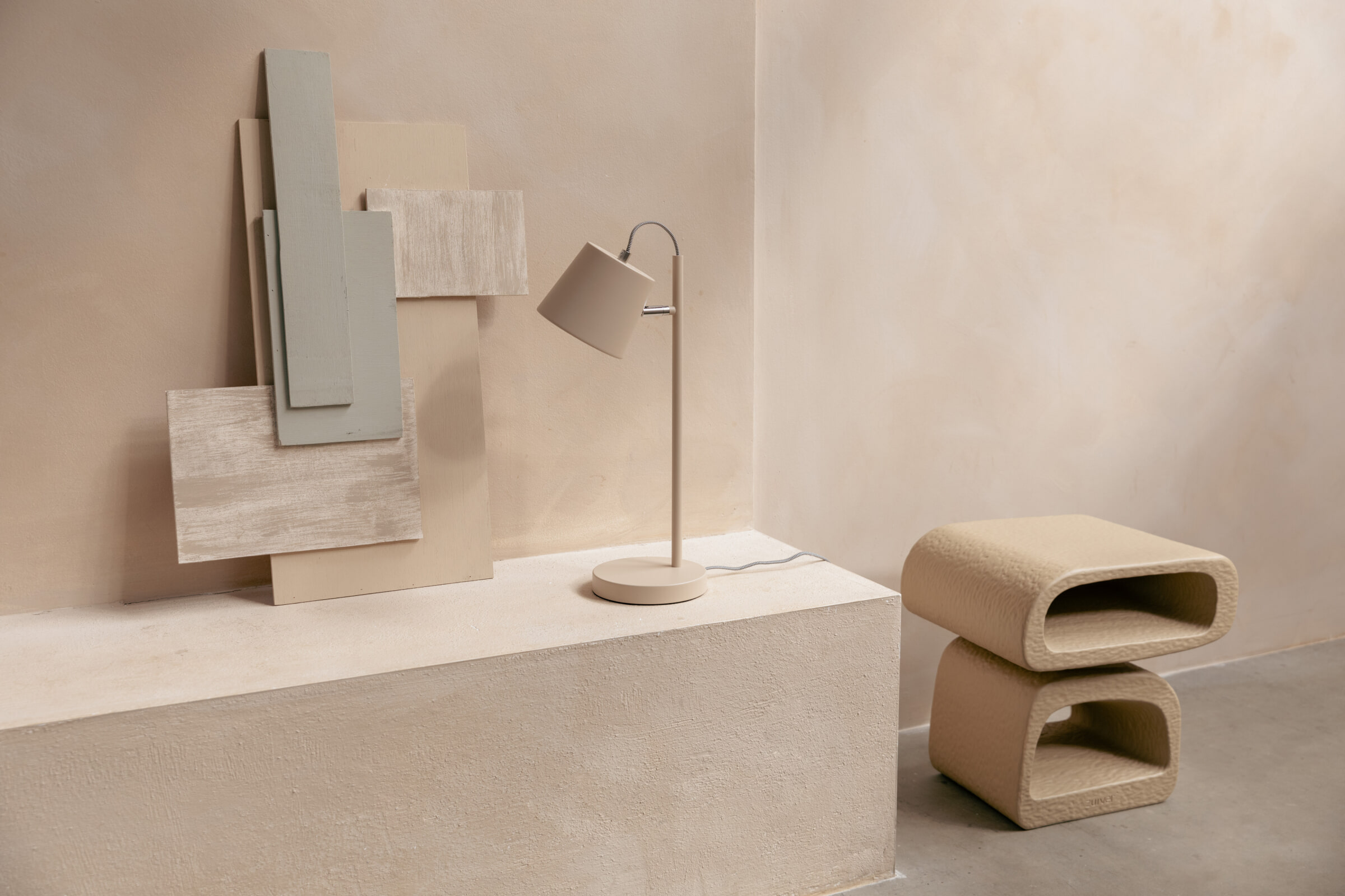 Zuiver Tafellamp 'Buckle' 50cm, kleur Beige