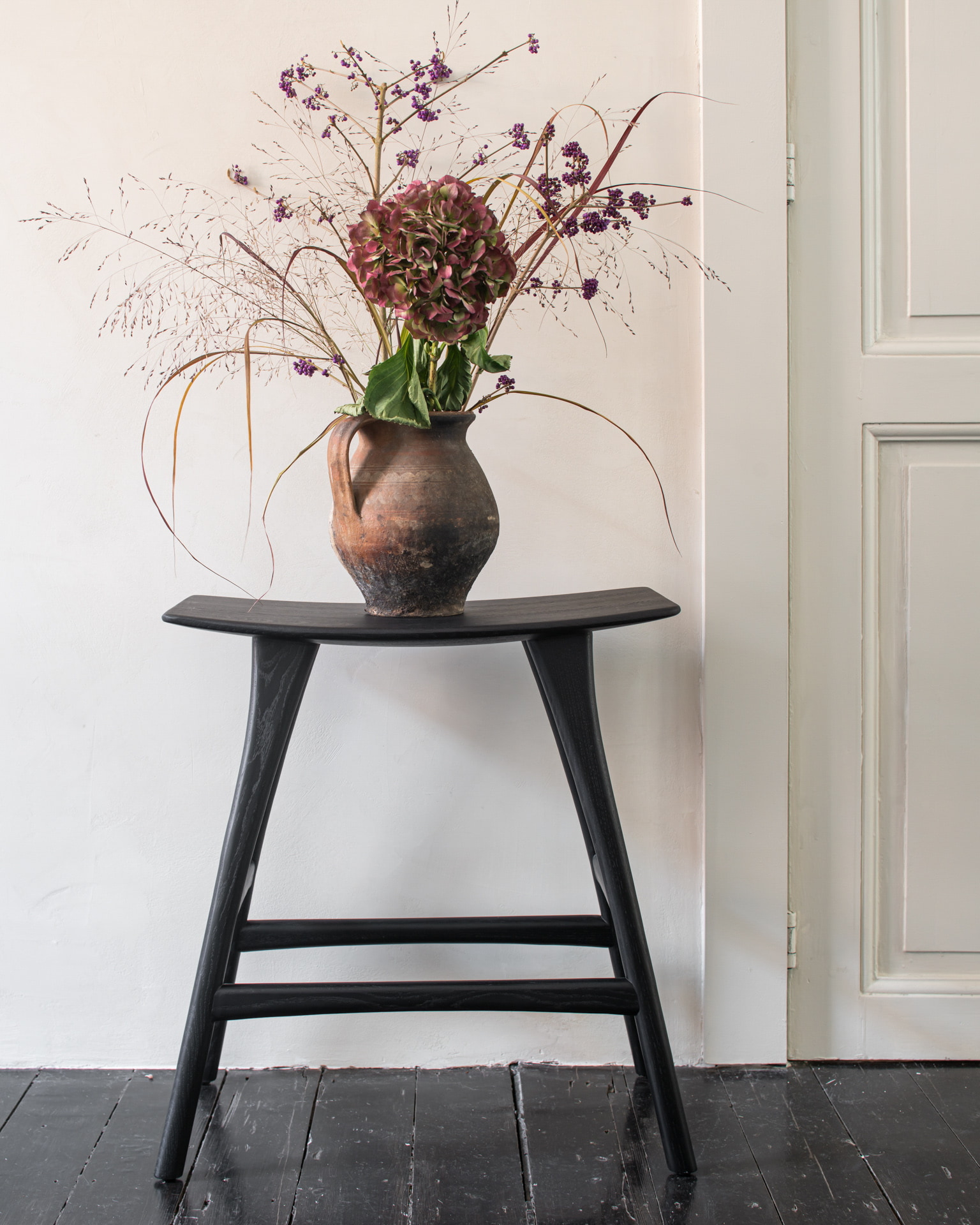 Ethnicraft Barkruk 'Osso' Gevernist Eikenhout, kleur Zwart (zithoogte 65cm)