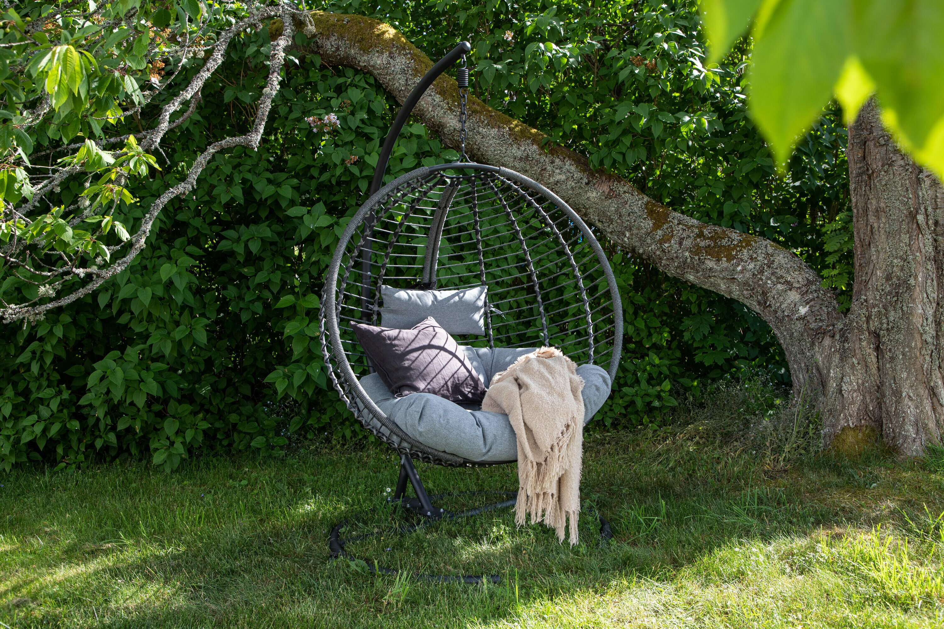 Bacolod hangende tuinstoel met tuinkussen zwart.