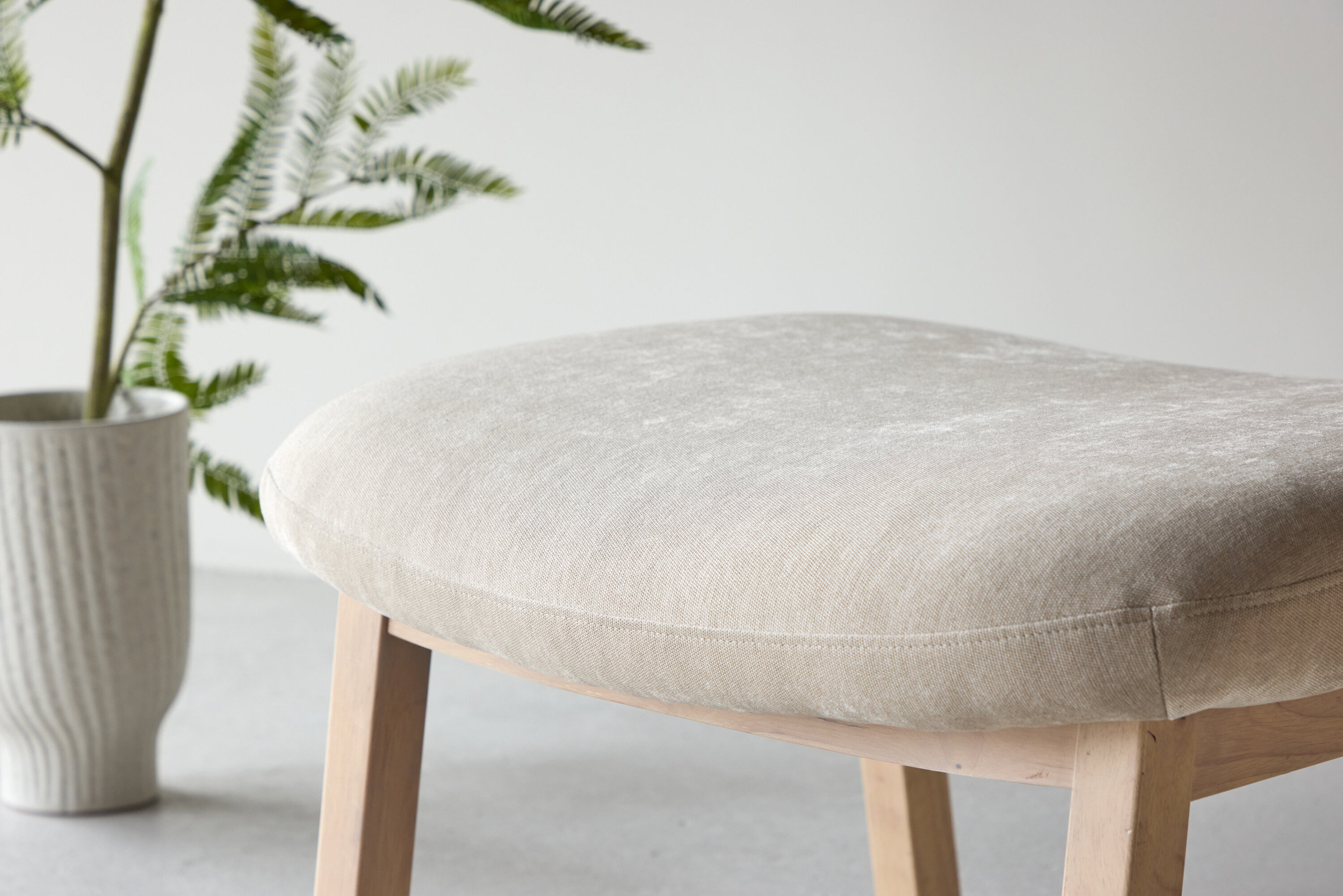 Nohr Hocker 'Shanthi' Rubberhout en stof, kleur Beige