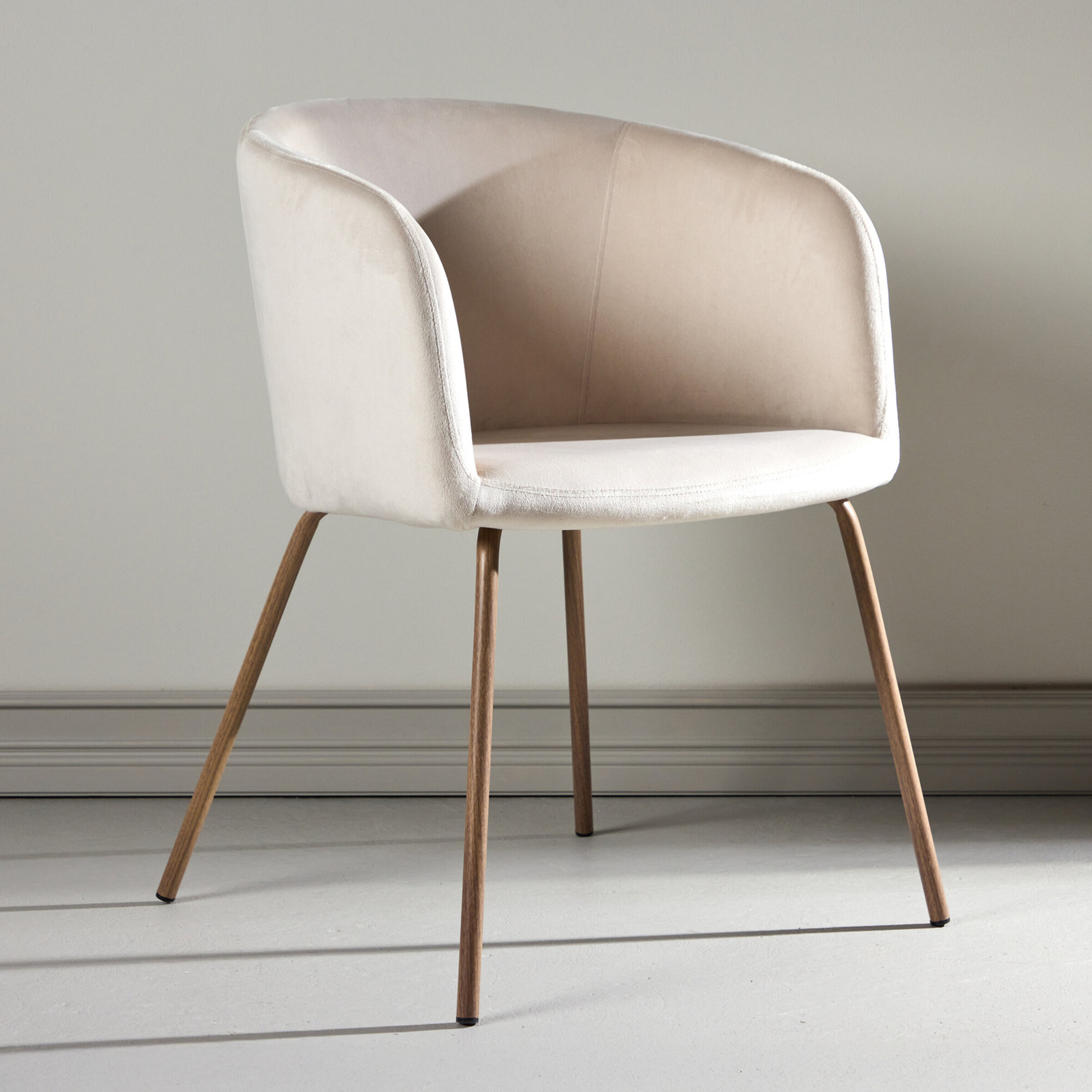 Nohr Eetkamerstoel 'Karna' Velvet, kleur Crème/Walnoot