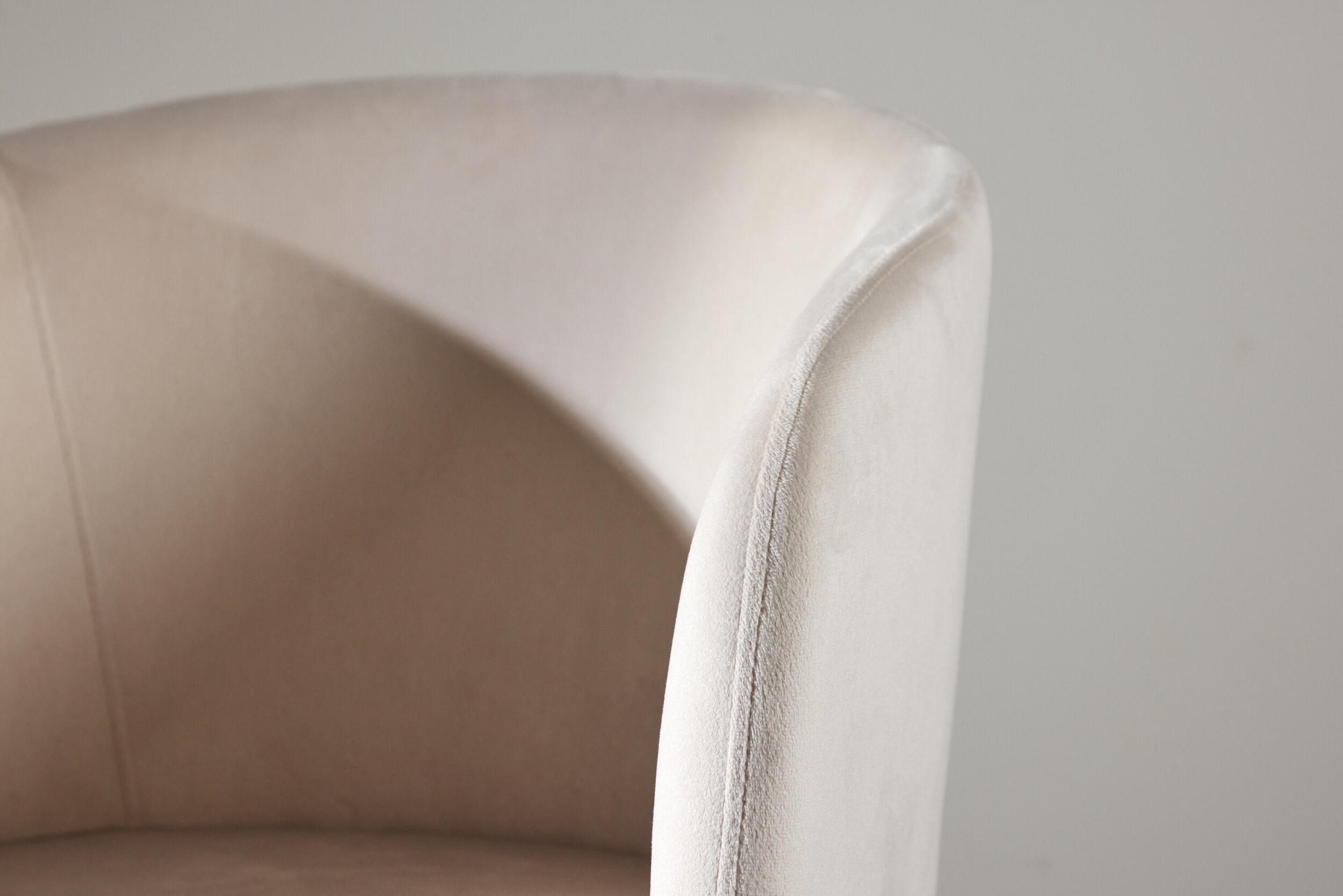 Nohr Eetkamerstoel 'Karna' Velvet, kleur Crème/Walnoot