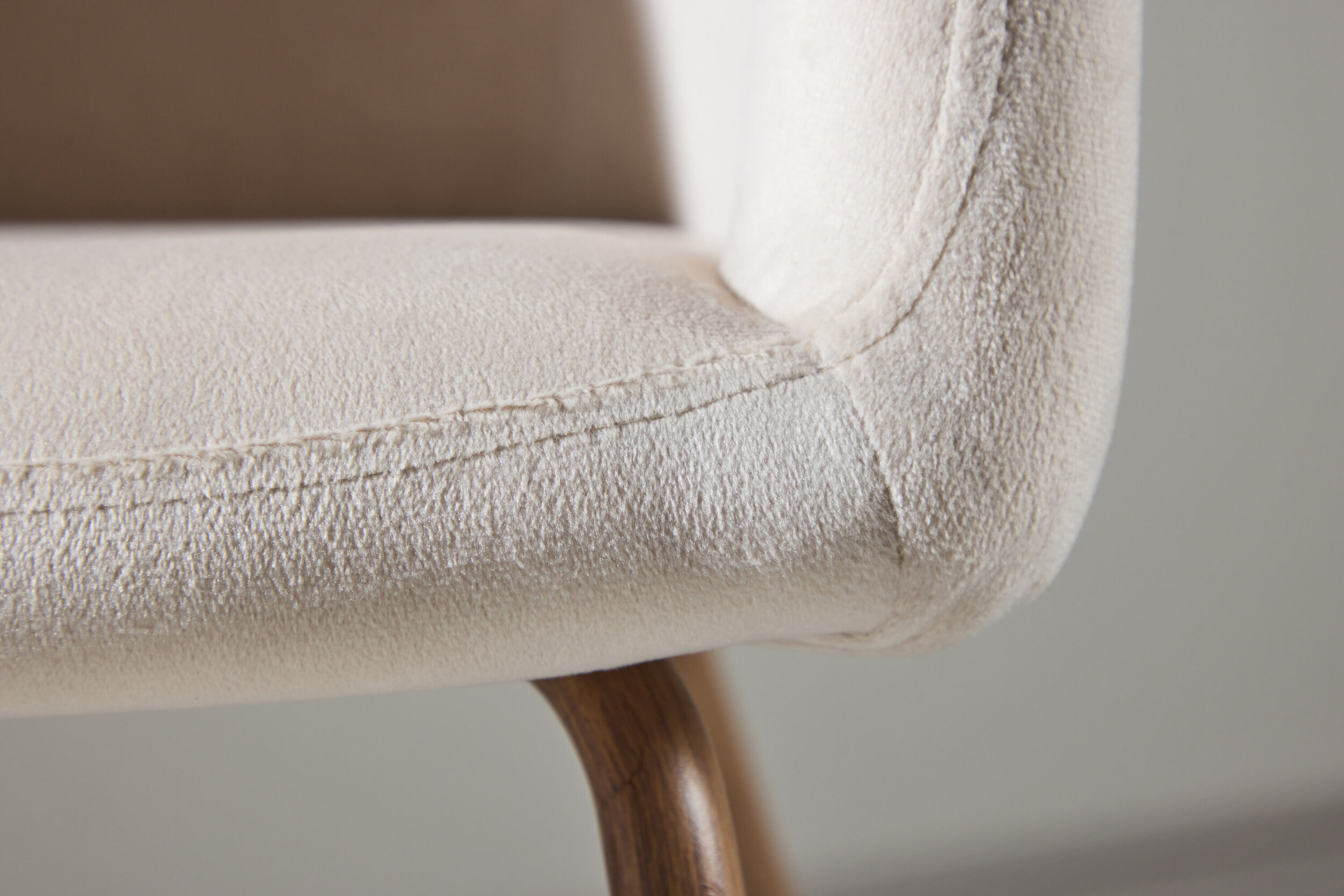 Nohr Eetkamerstoel 'Karna' Velvet, kleur Crème/Walnoot