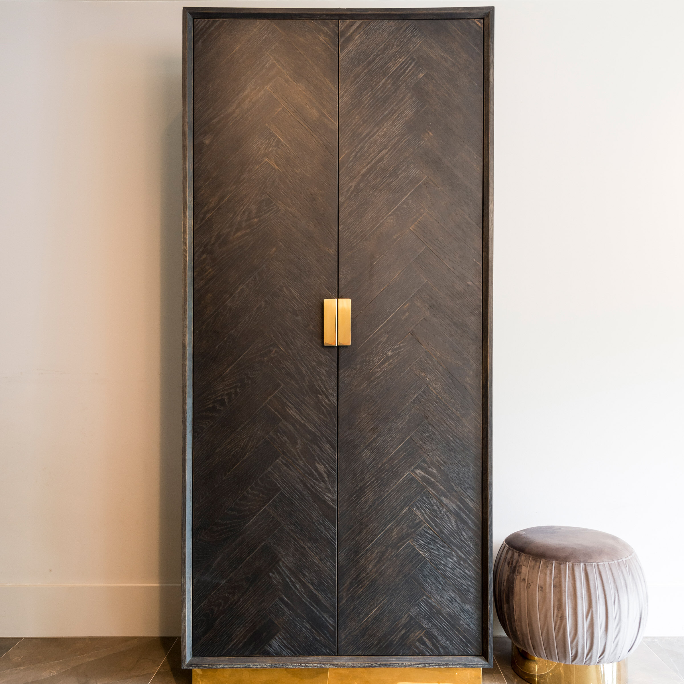 Richmond Opbergkast 'Blackbone' Eiken, kleur Zwart / Goud Richmond Opbergkast 'Blackbone' Eiken, kleur Zwart / Goud