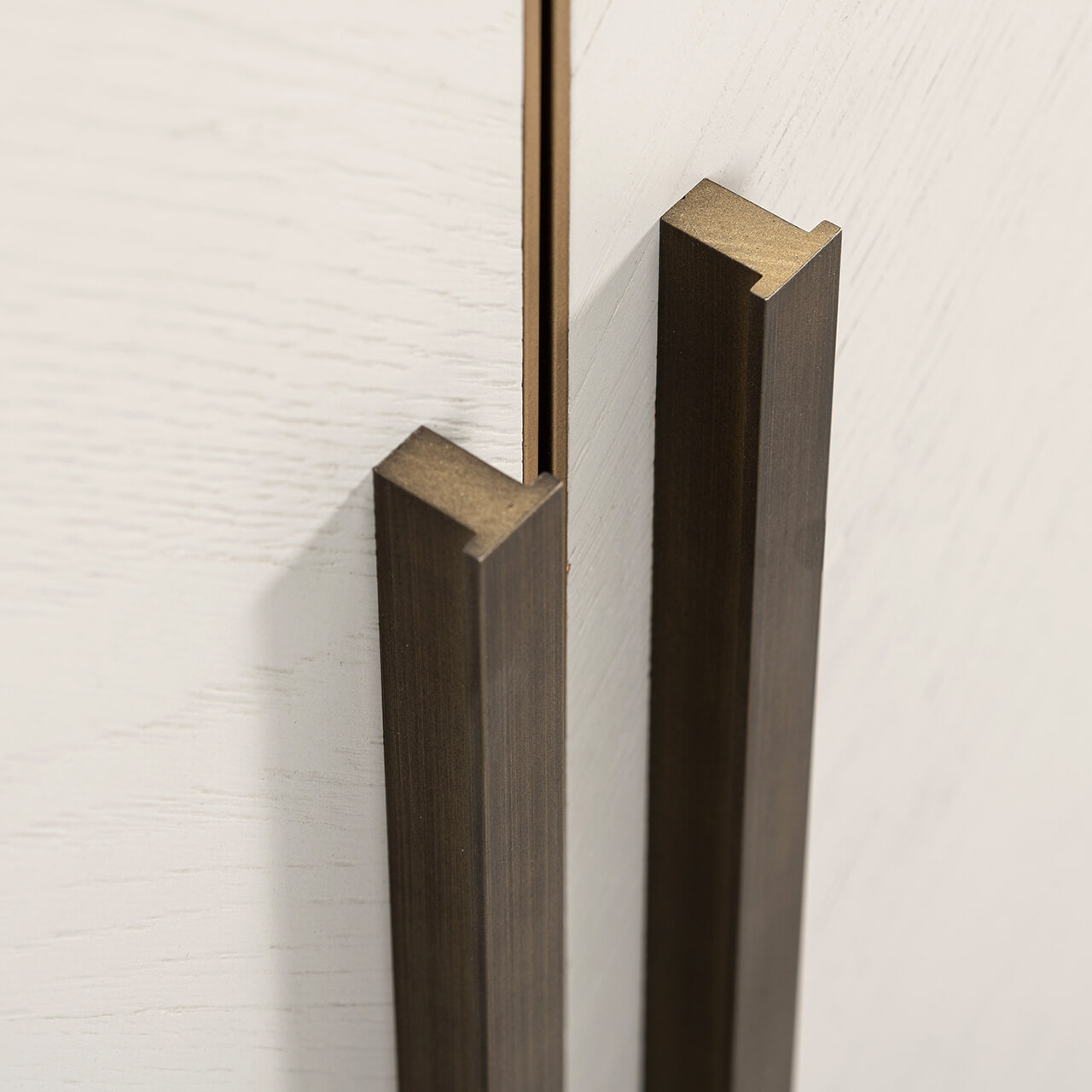 Richmond Dressoir 'Whitebone' Eiken en Brass, 225cm, kleur Verona Grey