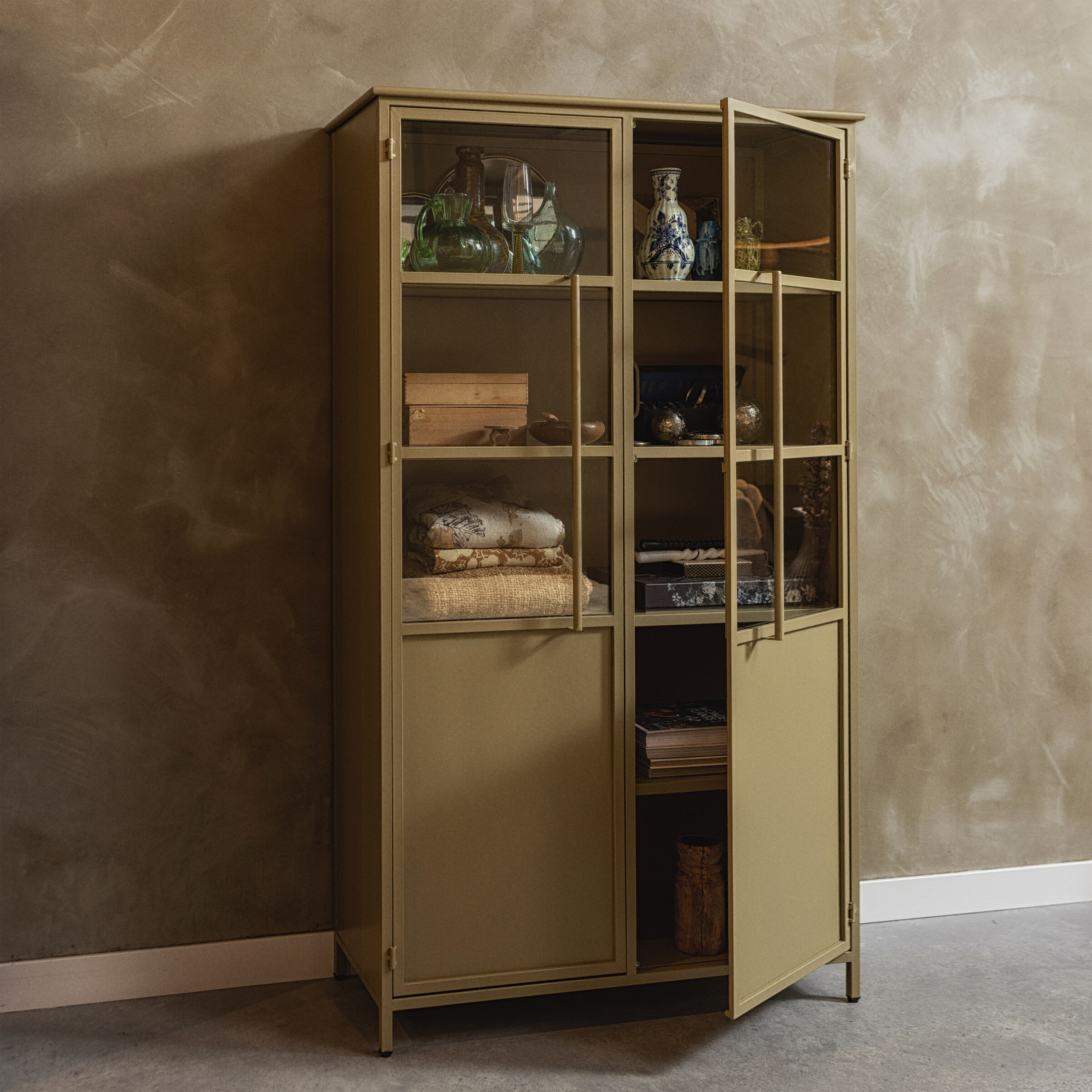 WOOOD Vitrinekast 'Exhibit' 170 x 99cm, kleur Khaki
