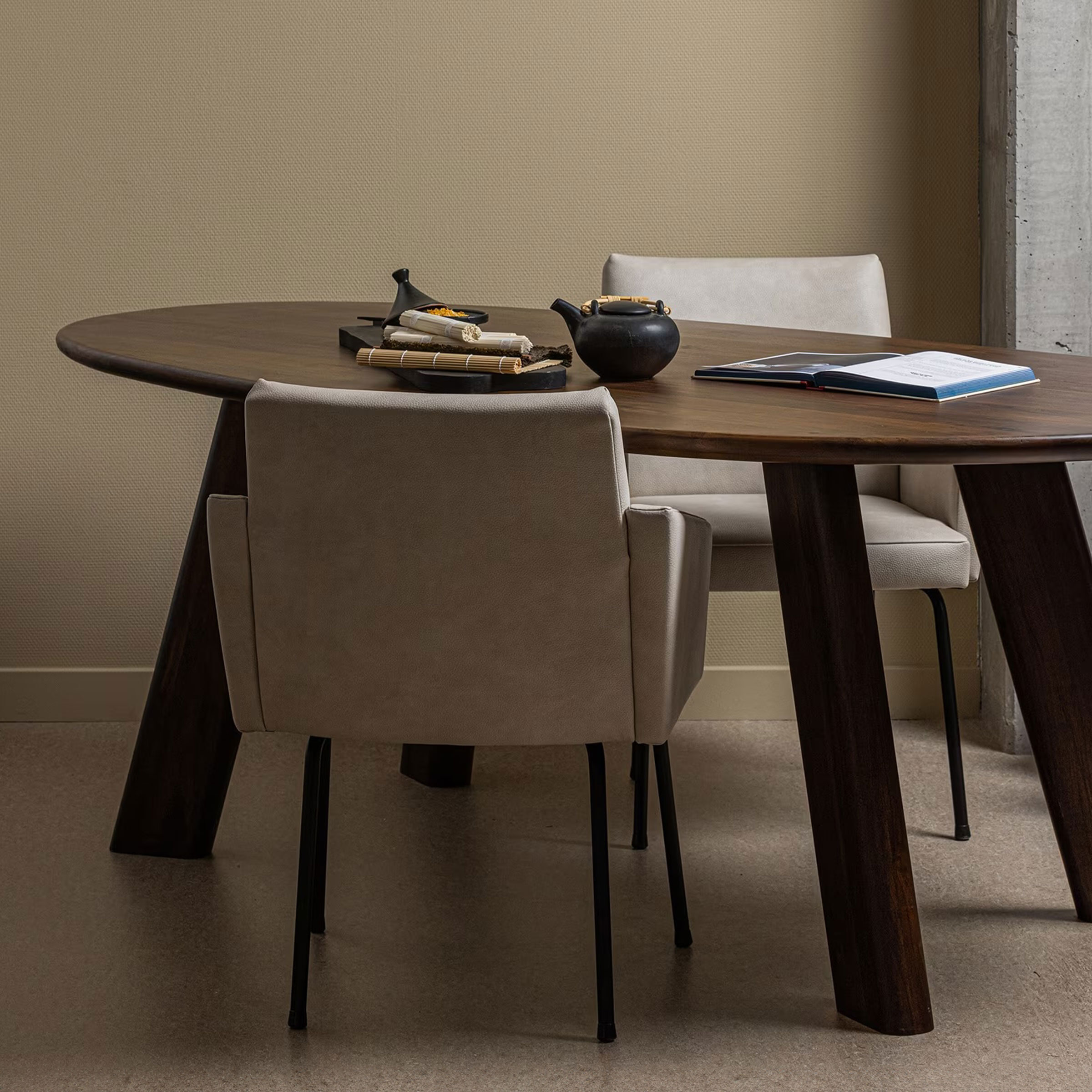 WOOOD Organische Eettafel 'Roundly' Mangohout, 160 x 110cm, kleur Walnoot