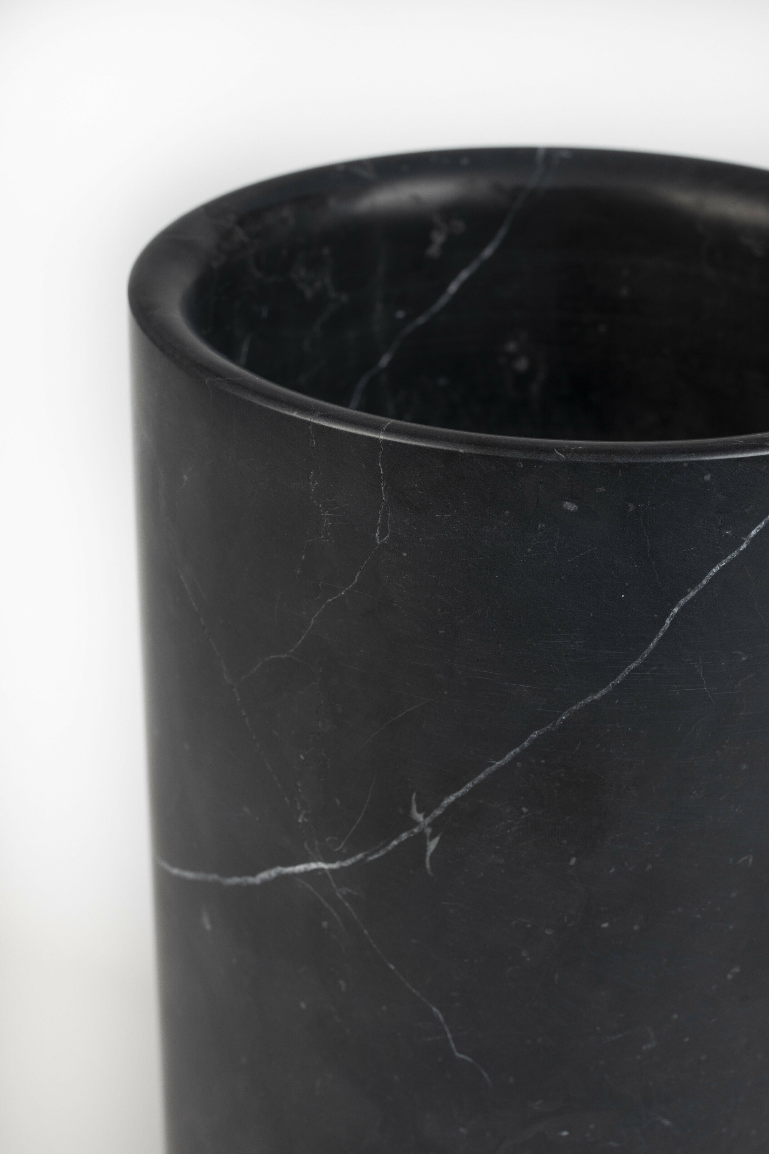Zuiver Vaas 'Fajen' Marmer, 25cm hoog, kleur Zwart