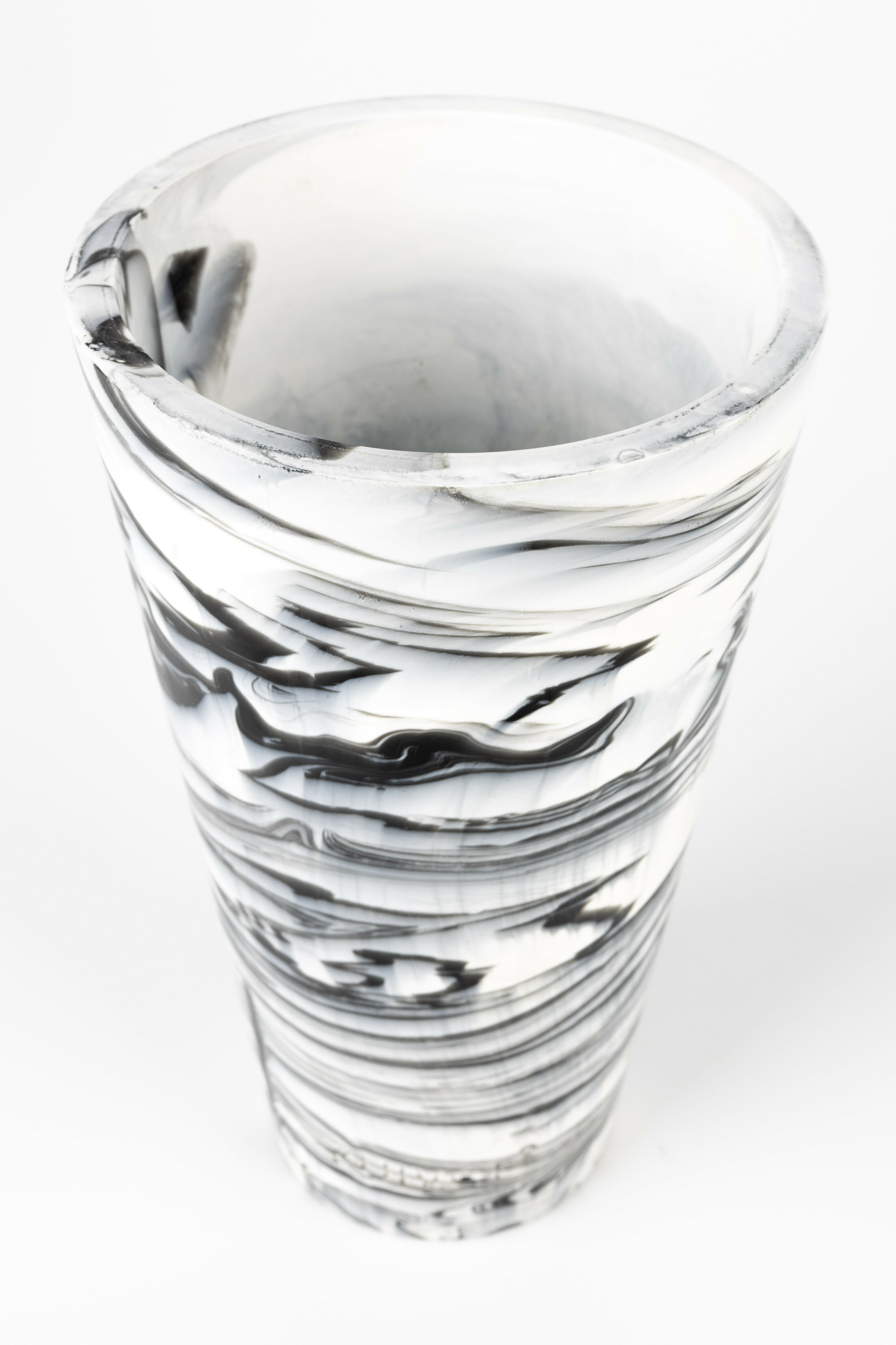 Zuiver Vaas 'Conic' Resin, 25cm, kleur Zwart/Wit