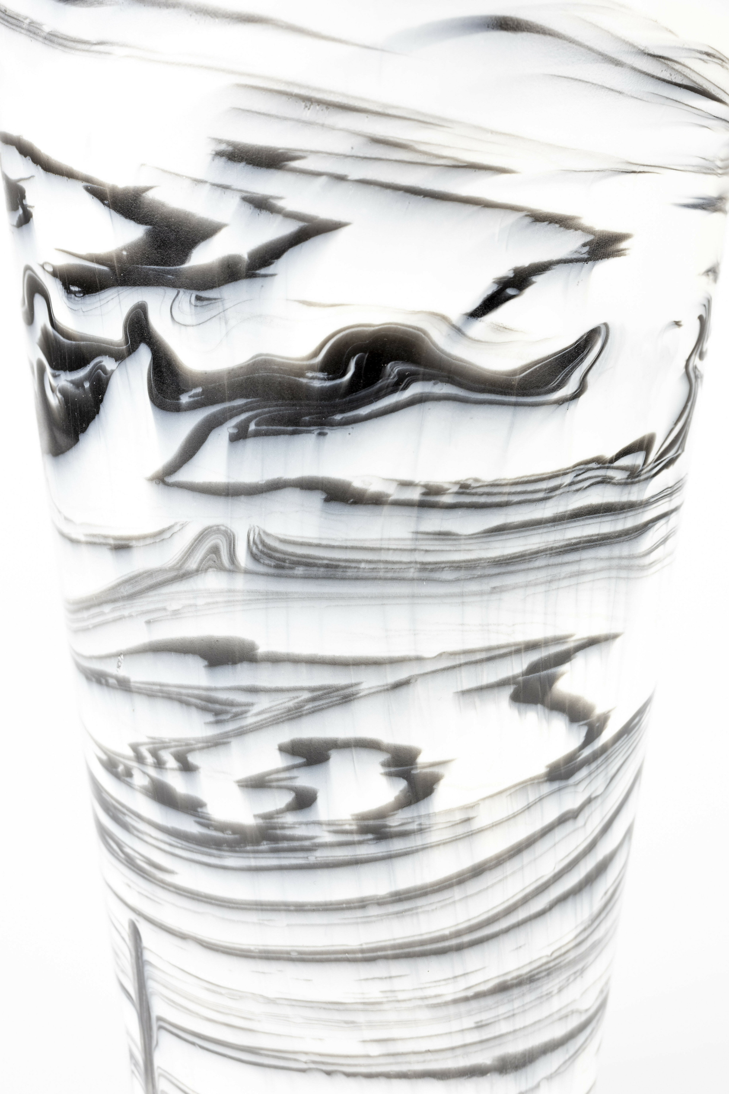 Zuiver Vaas 'Conic' Resin, 25cm, kleur Zwart/Wit