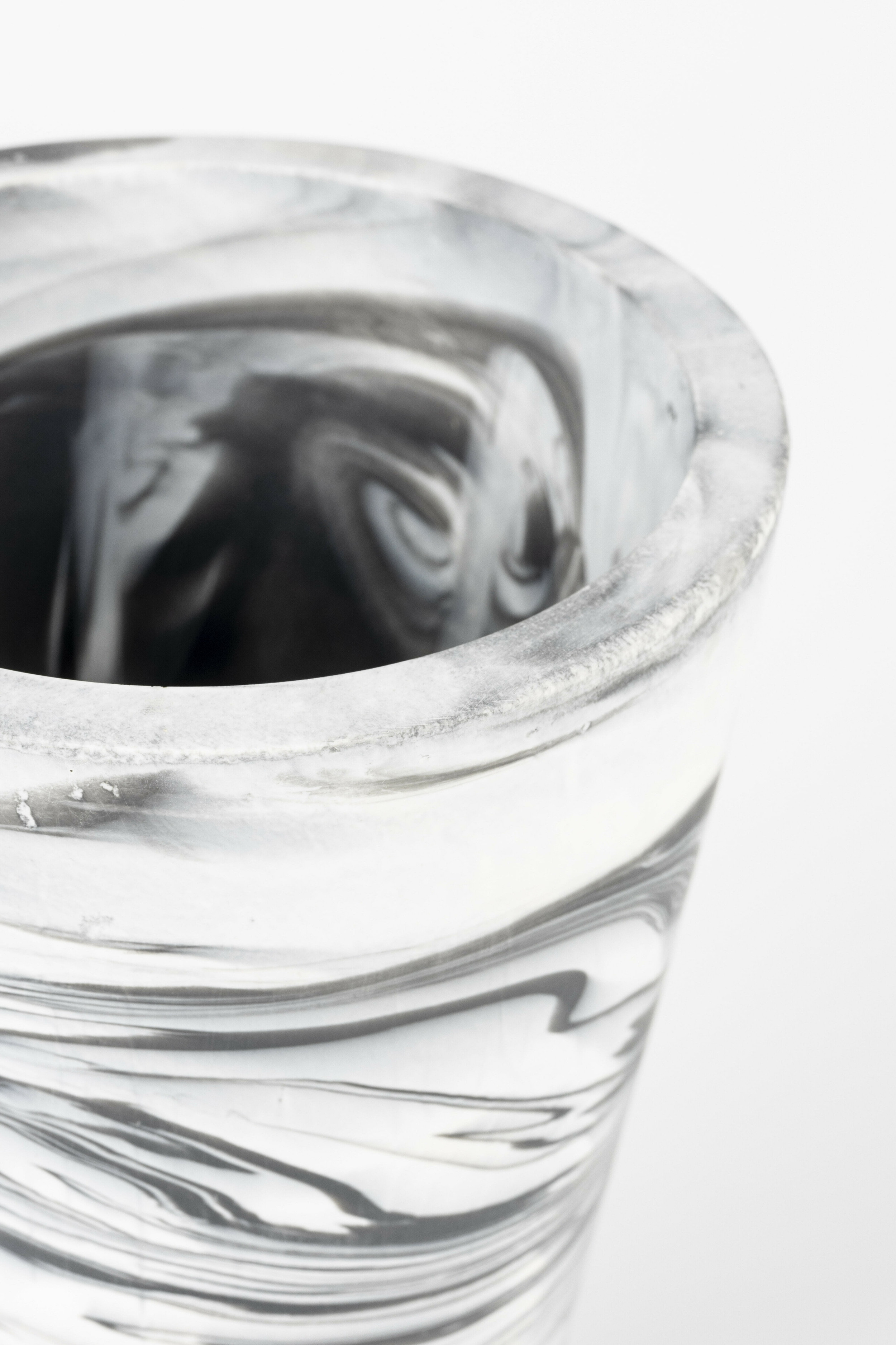 Zuiver Vaas 'Conic' Resin, 30cm, kleur Zwart/Wit