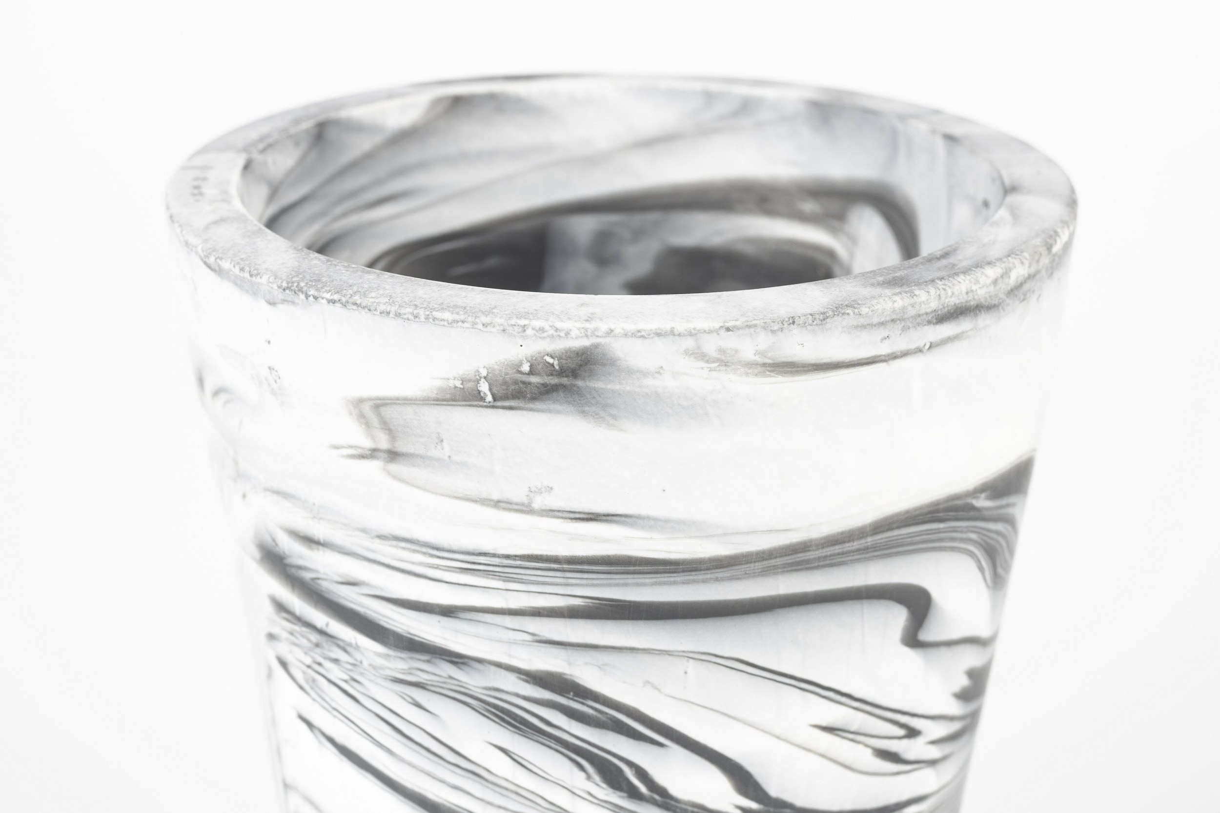 Zuiver Vaas 'Conic' Resin, 30cm, kleur Zwart/Wit