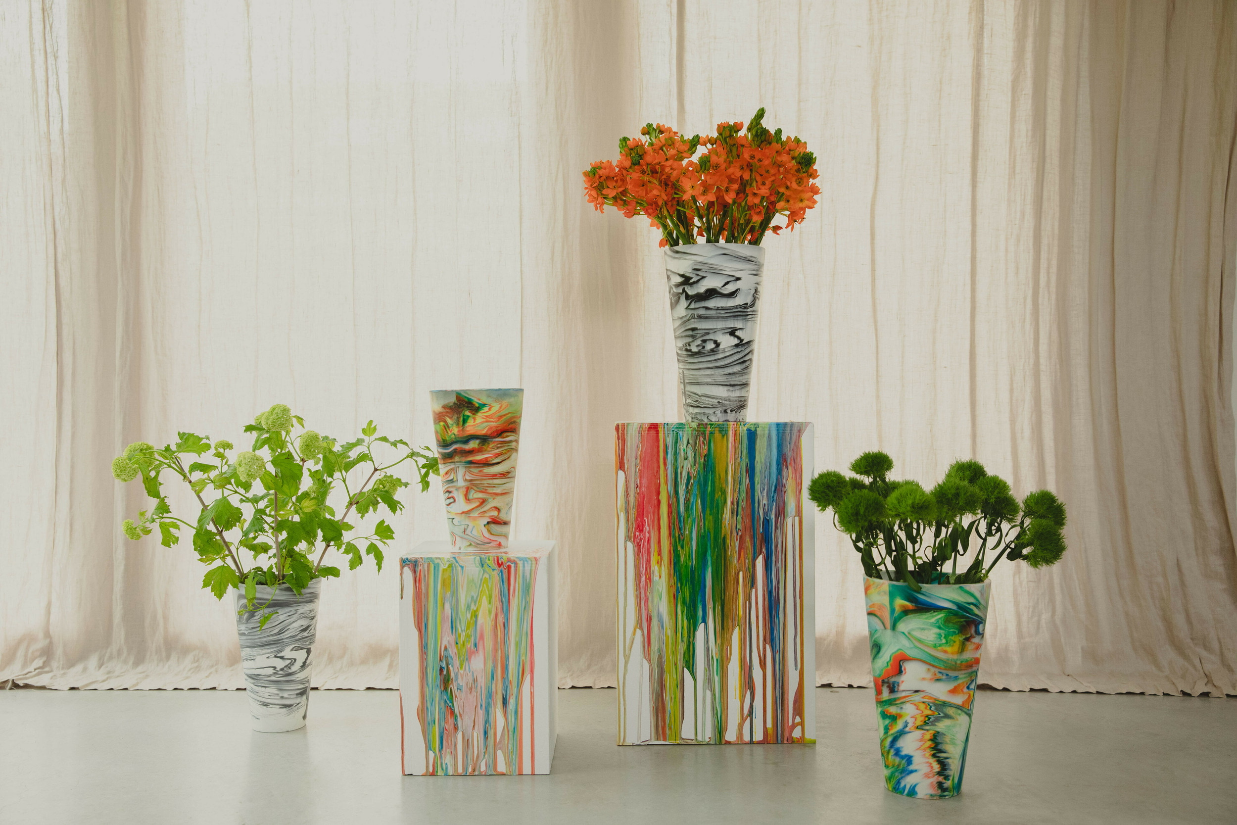 Zuiver Vaas 'Conic' Resin, 30cm, kleur Zwart/Wit