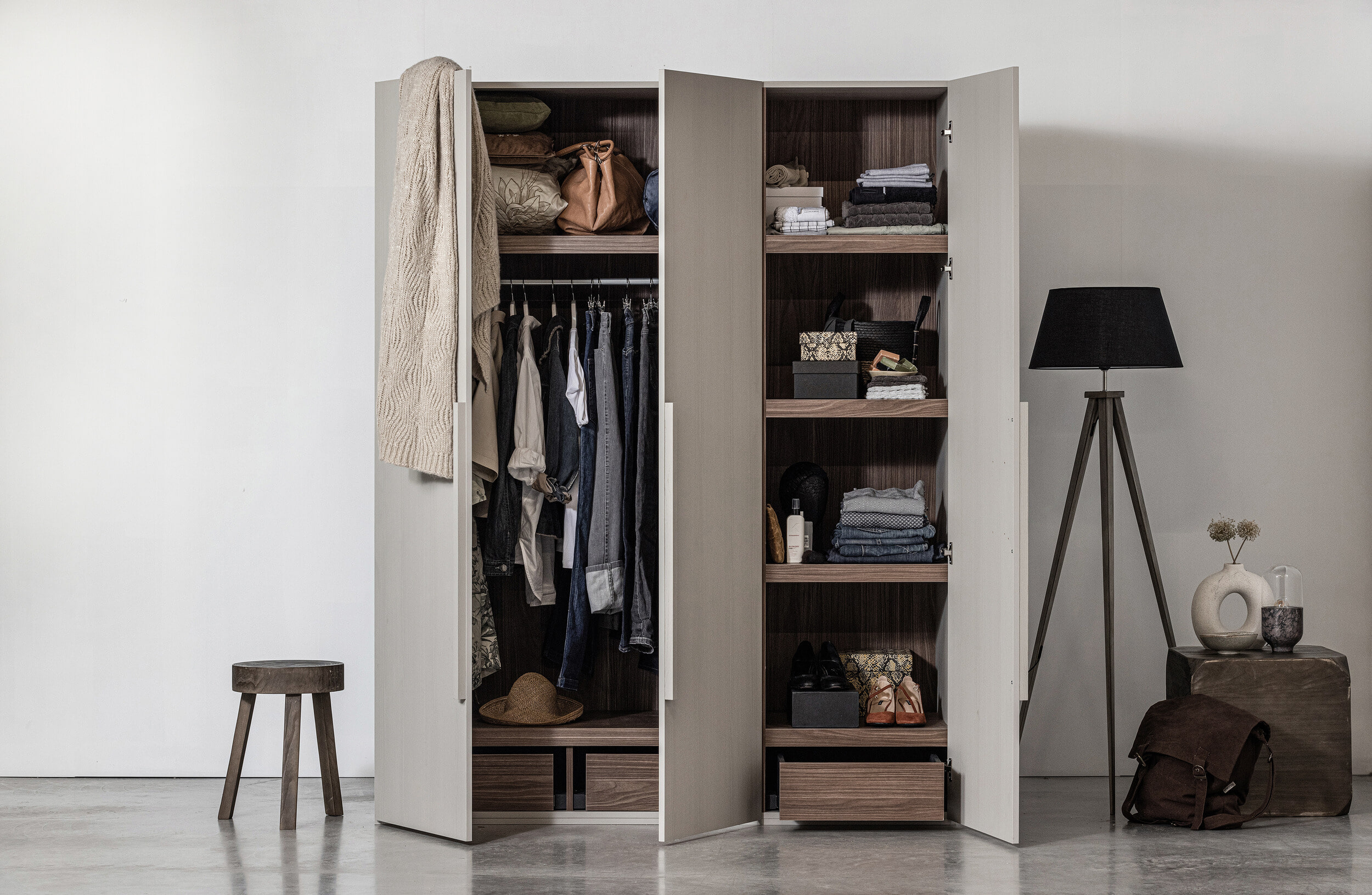 WOOOD Kledingkast 'Rens' 3-deurs, kleur Pebble Grey