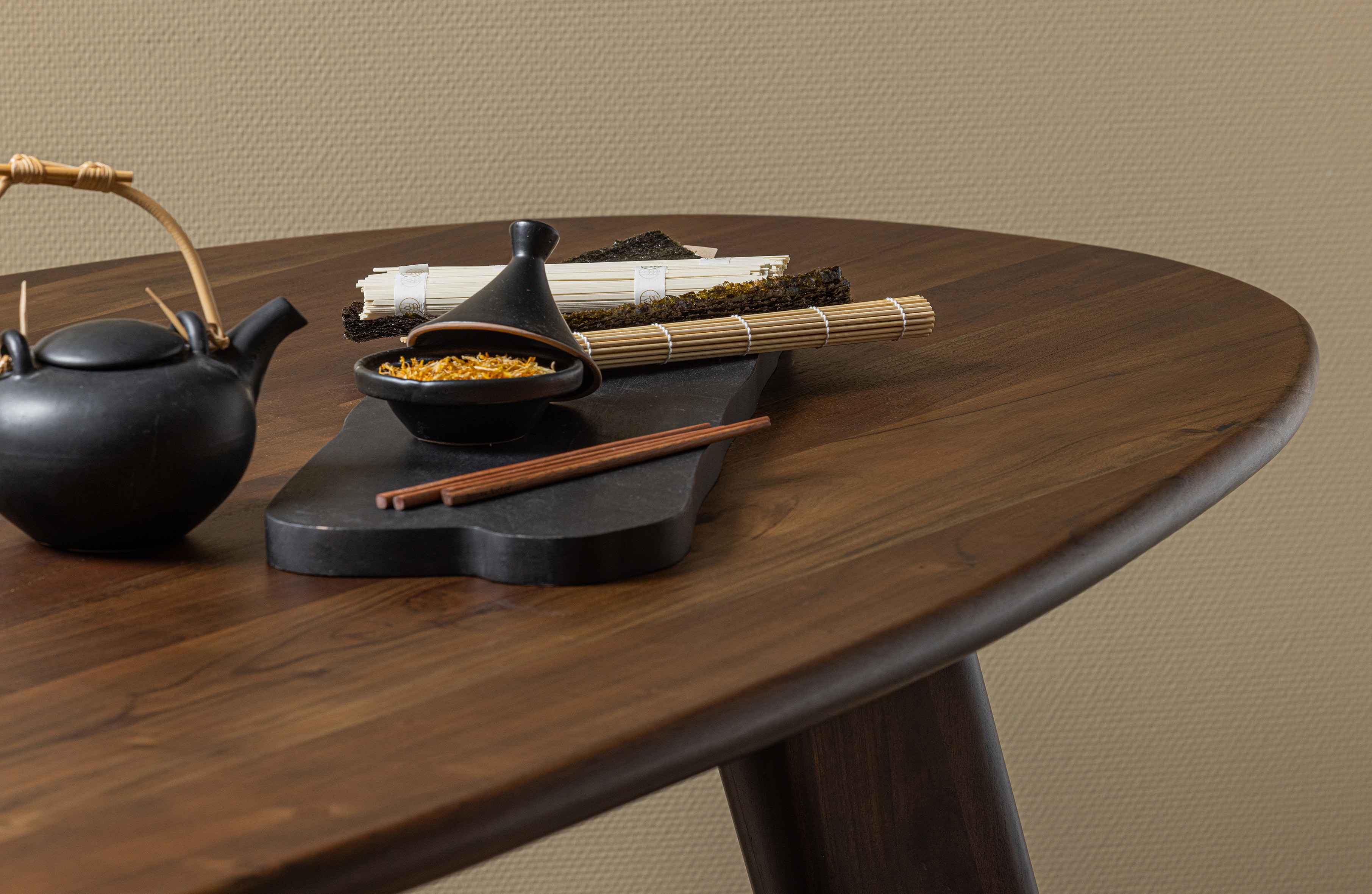 WOOOD Organische Eettafel 'Roundly' Mangohout, 160 x 110cm, kleur Walnoot