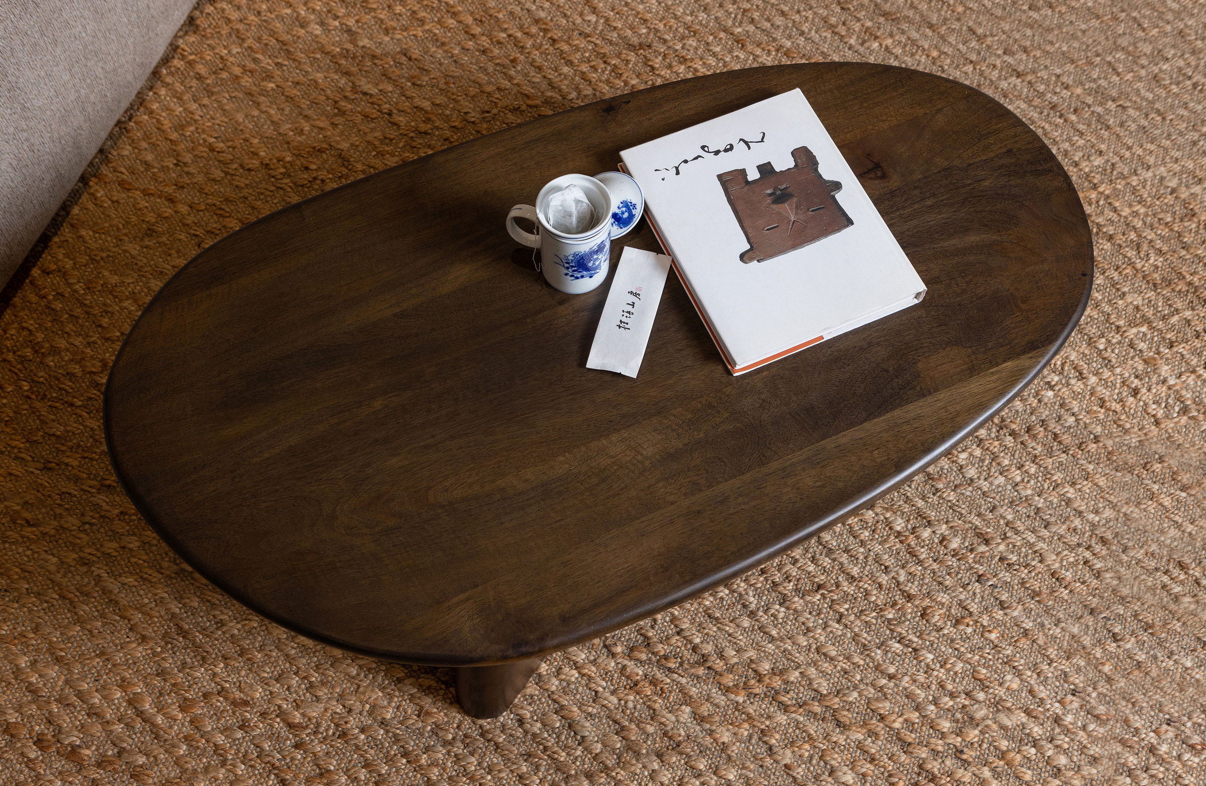 WOOOD Organische Salontafel 'Roundly' Mangohout, 110 x 60cm, kleur Walnoot