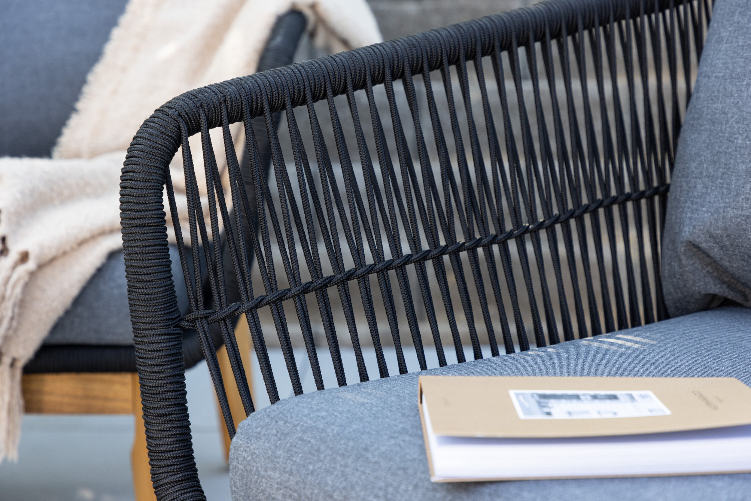 Nohr Loungeset 'Chandni' Acaciahout, Met bank, tafel en 2 stoelen, kleur Zwart
