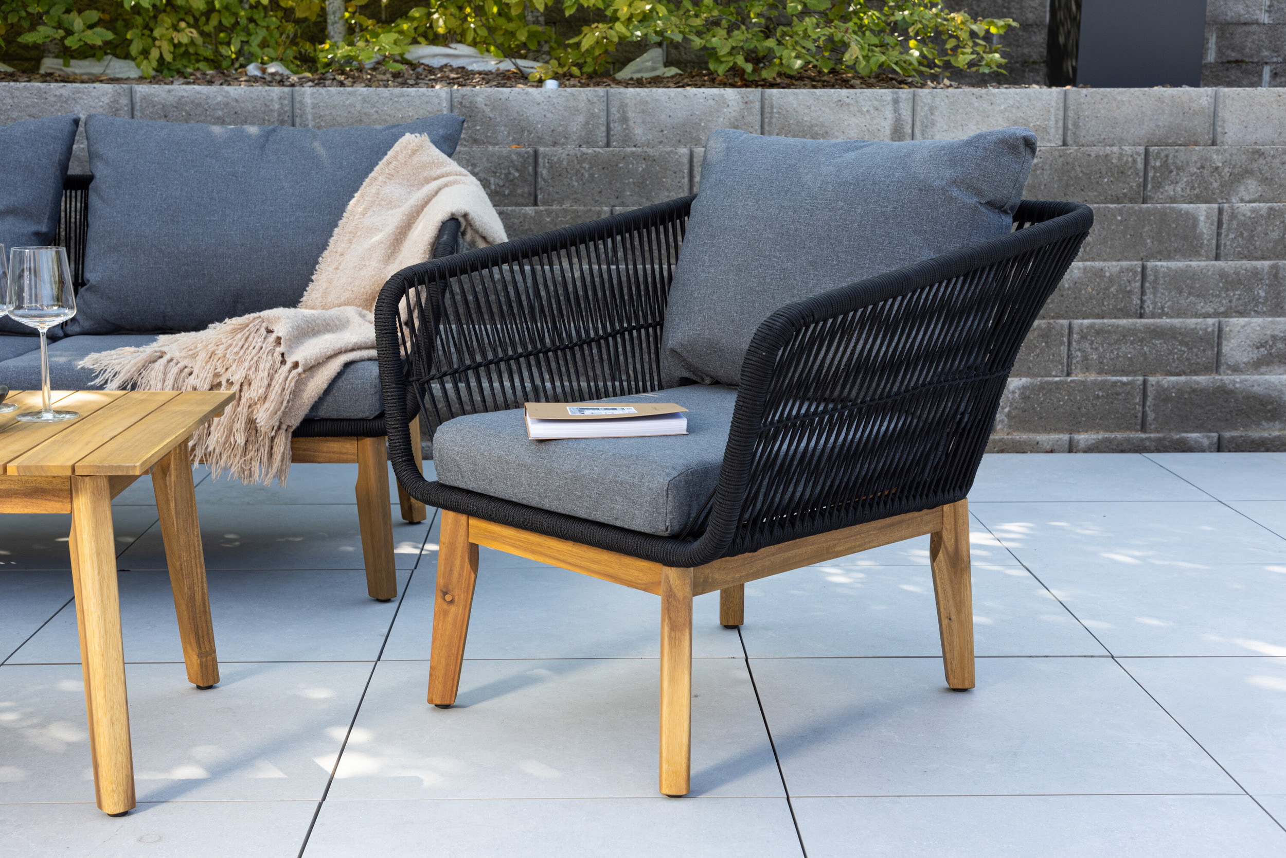 Nohr Loungeset 'Chandni' Acaciahout, Met bank, tafel en 2 stoelen, kleur Zwart