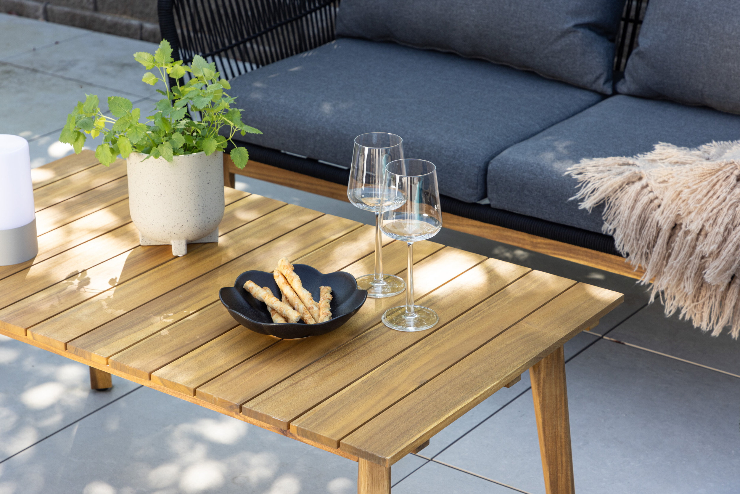 Nohr Loungeset 'Chandni' Acaciahout, Met bank, tafel en 2 stoelen, kleur Zwart