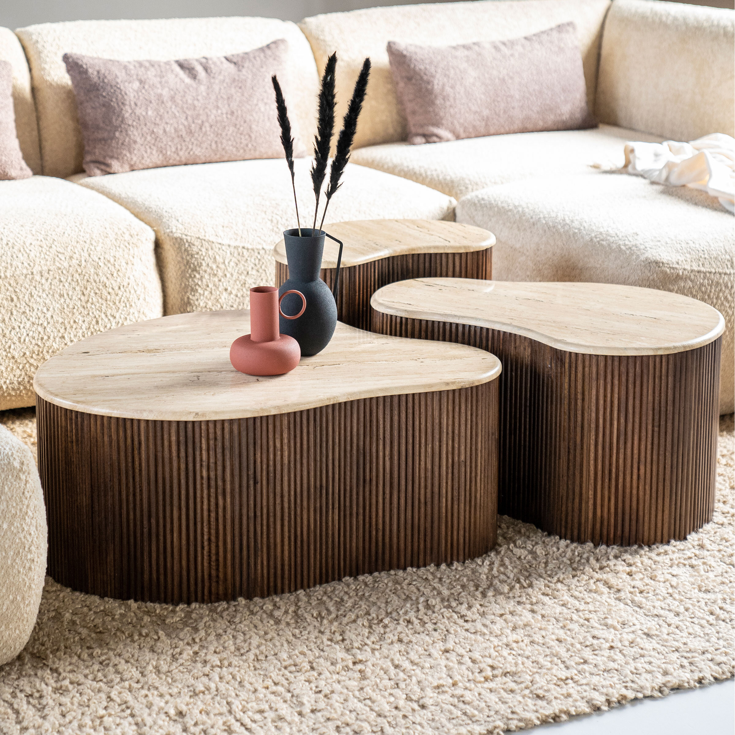Eleonora Salontafel 'Mari' Organisch, Mangohout en Travertin, 70 x 47cm