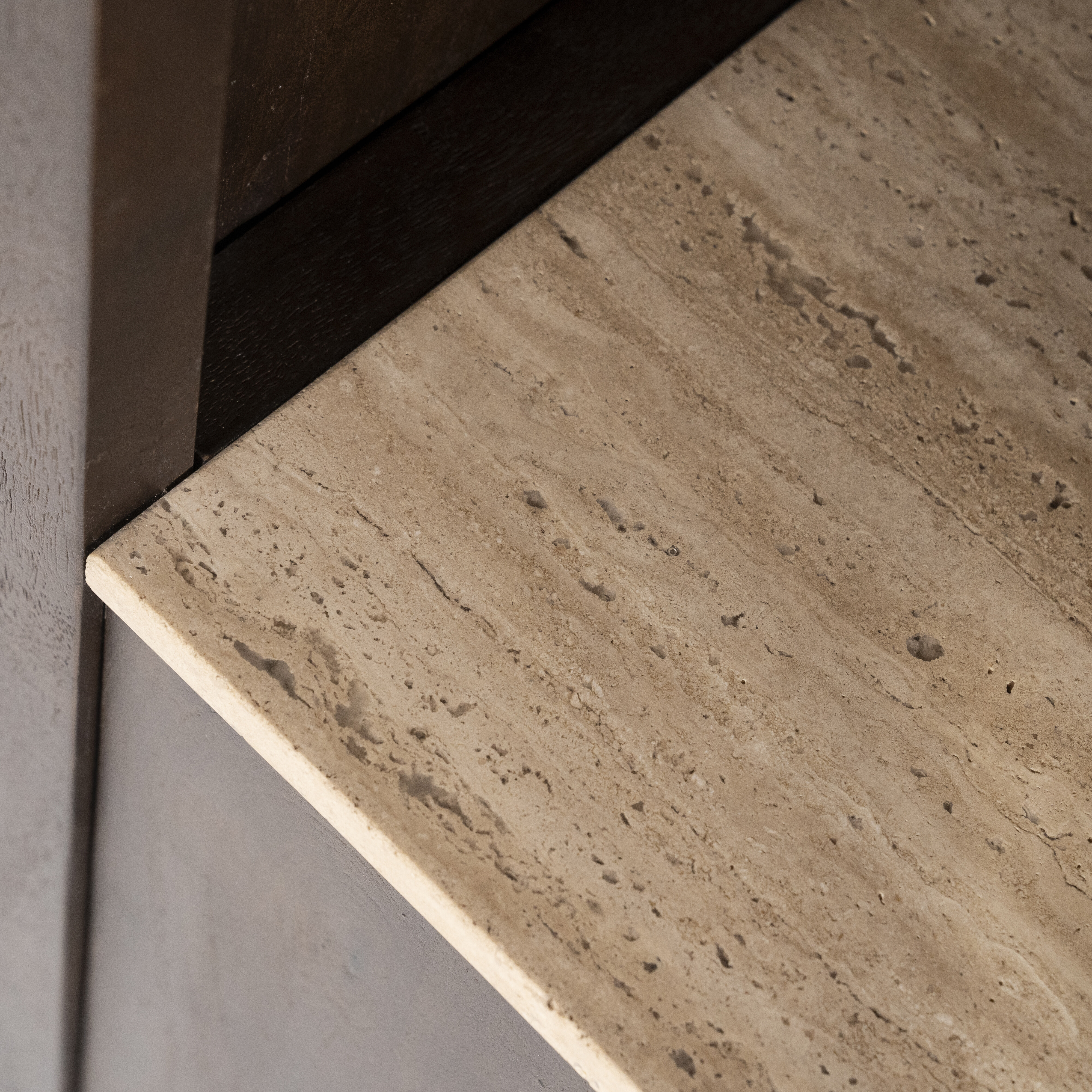 Eleonora Boekenkast 'Lio' Mangohout en Travertin, 150 x 120cm