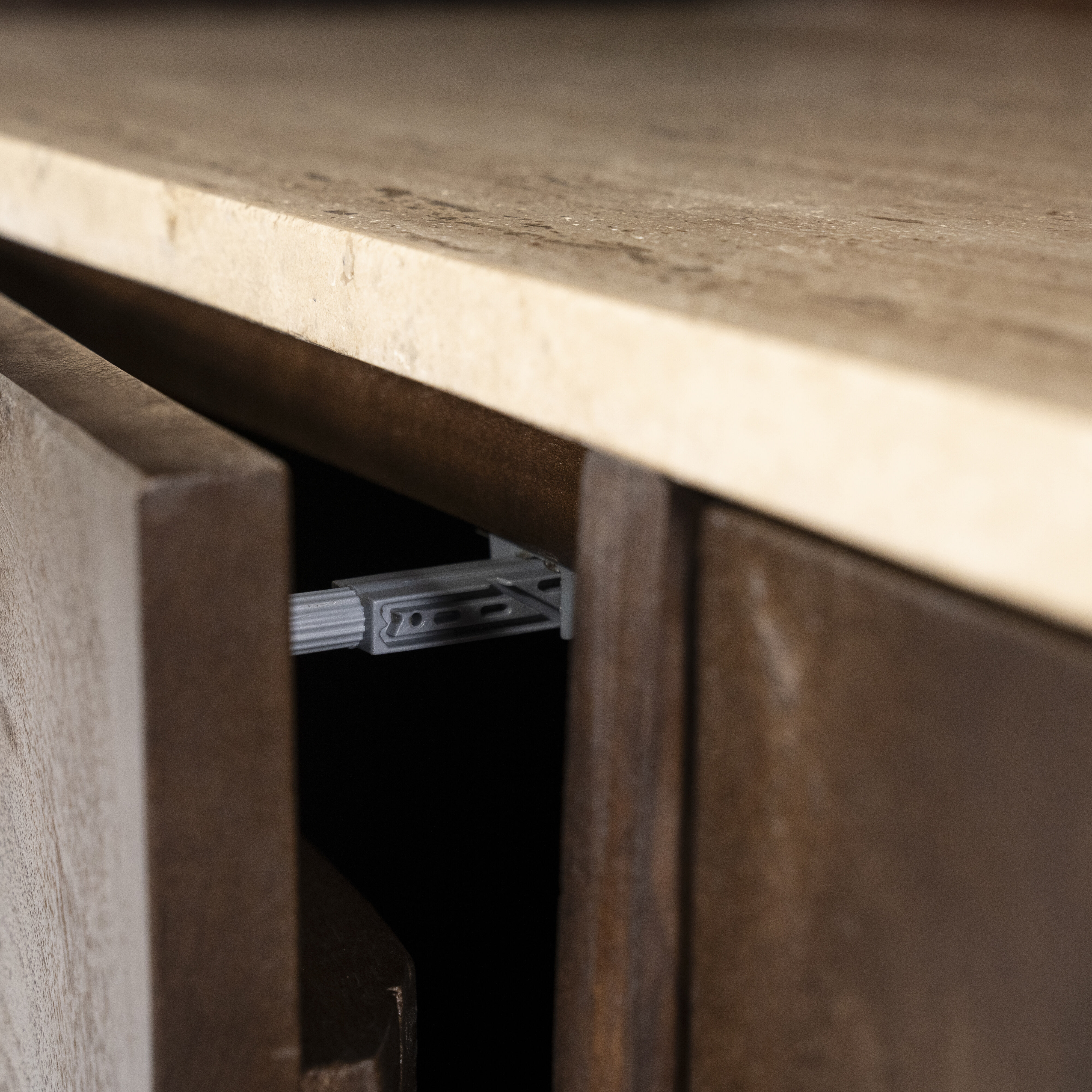 Eleonora Boekenkast 'Lio' Mangohout en Travertin, 150 x 120cm