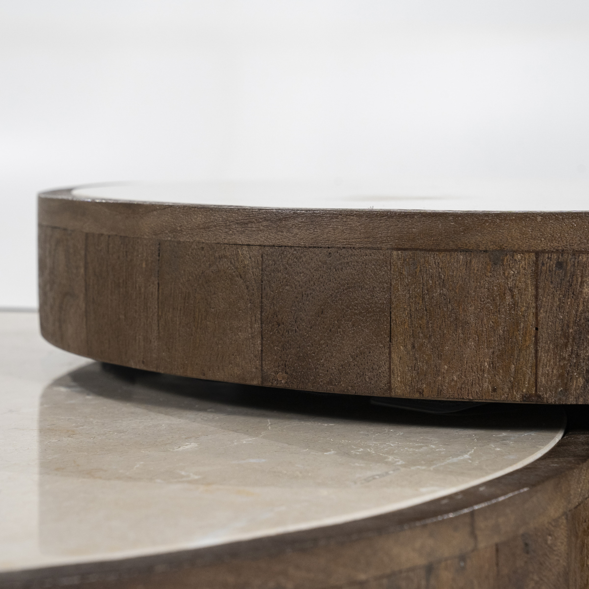 Eleonora Ronde Salontafel 'Hazel' Mangohout en marmer, Set van 2 stuks