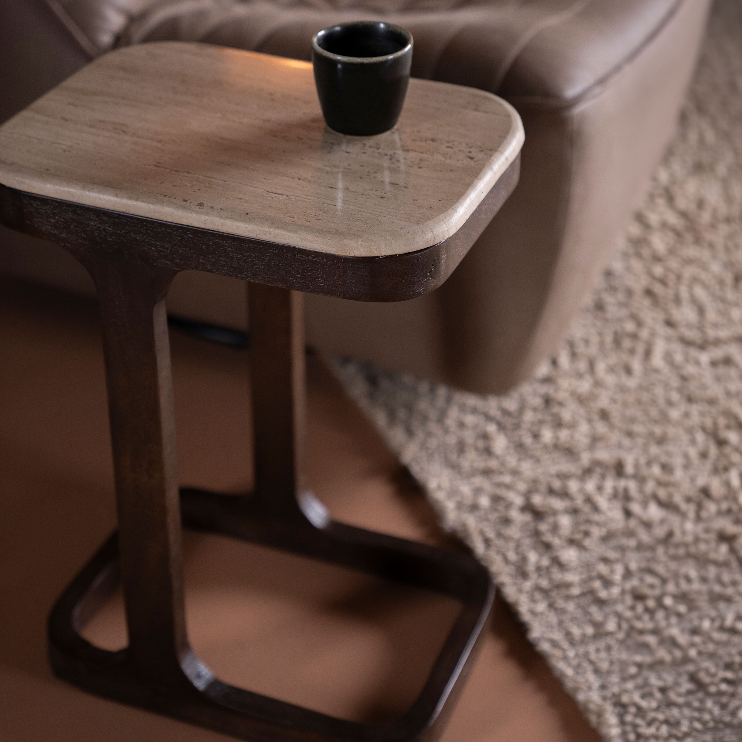 Eleonora Bijzettafel 'Tyler' Mangohout en travertin, 40 x 30cm