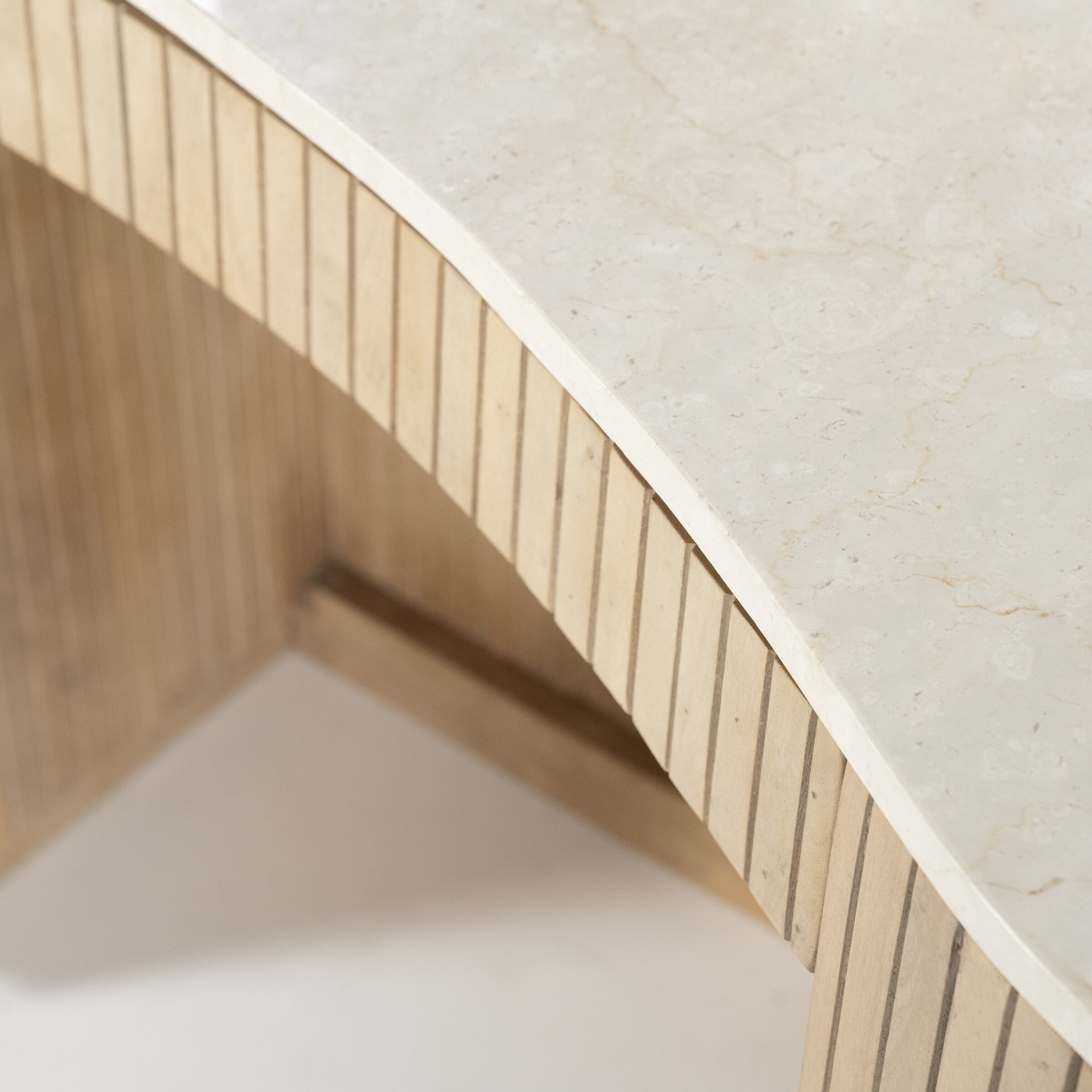 Eleonora Organisch Bureau 'Kira' Mangohout en marmer, 129 x 60cm