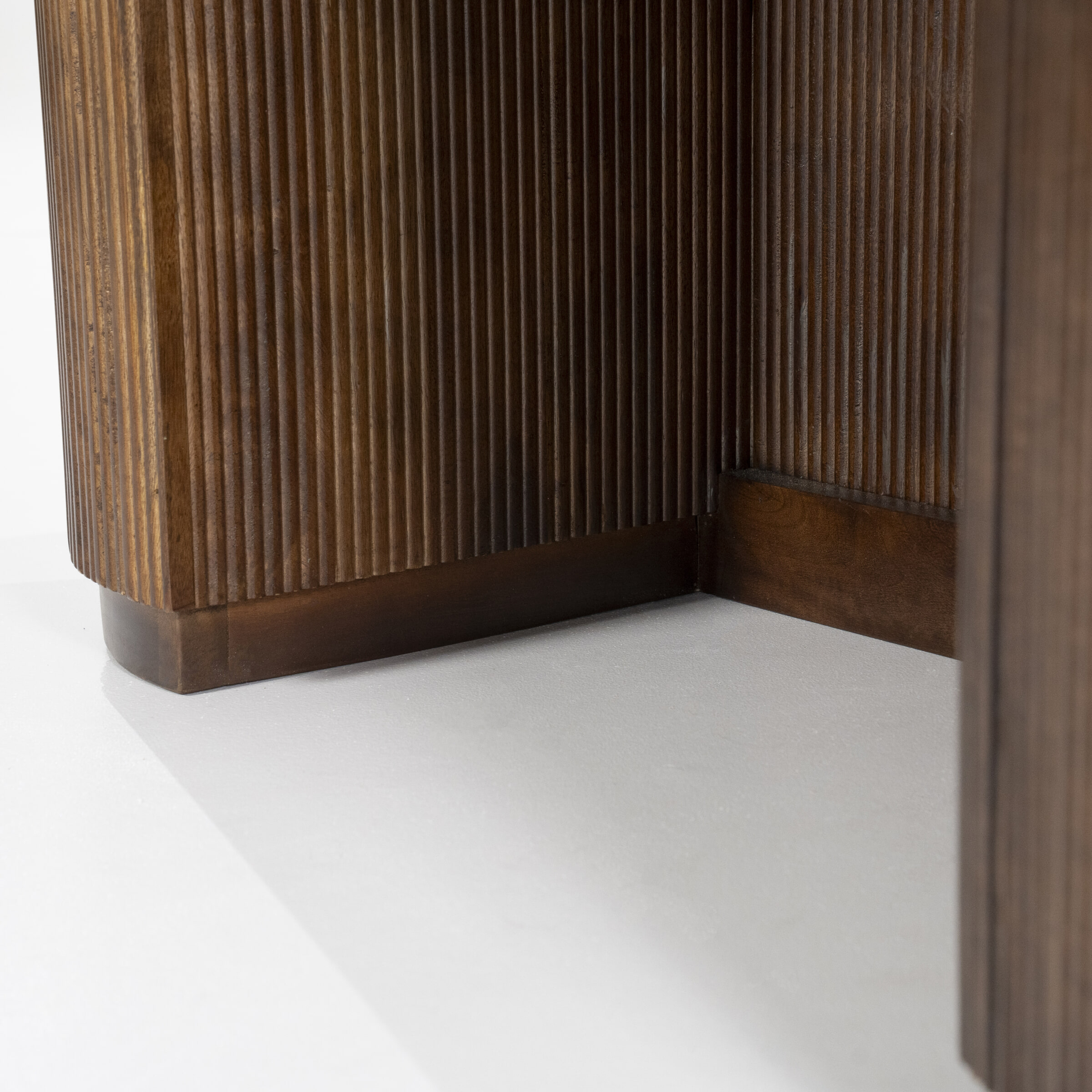 Eleonora Organisch Bureau 'Mari' Mangohout en Travertin, 129 x 60cm