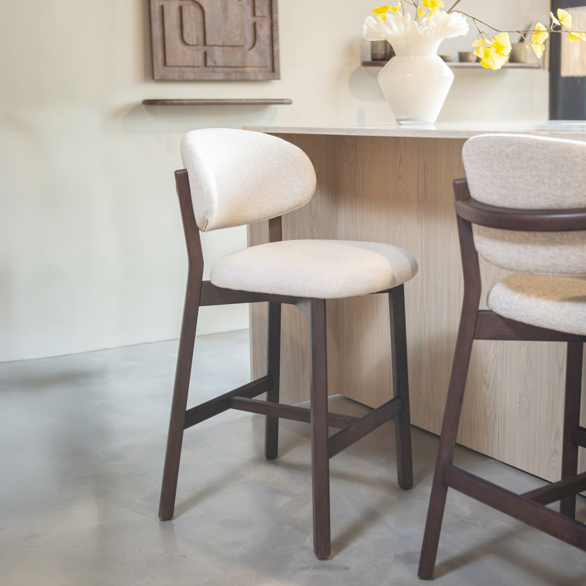 Eleonora Barstoel 'Mikky' Eikenhout en stof (zithoogte 69cm)