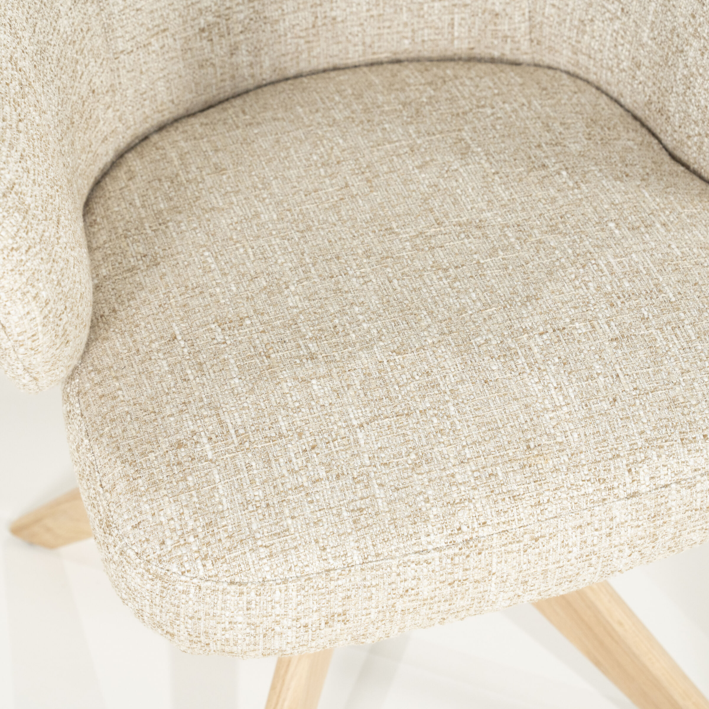 Eleonora Draaibare Eetkamerstoel 'Connor' Eiken onderstel, kleur Beige