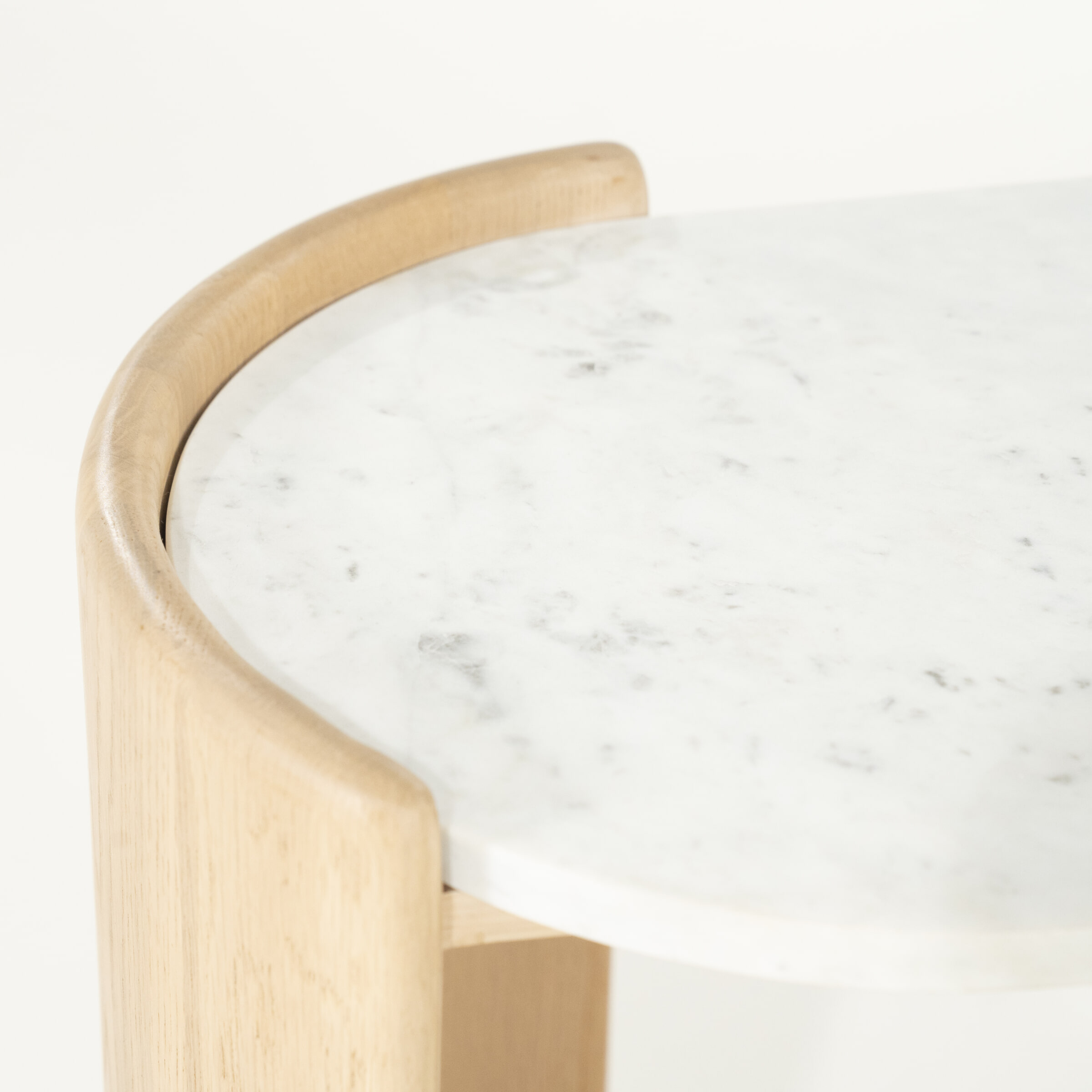 Eleonora Ovale Bijzettafel 'Don' Marmer en eikenhout, 50 x 35cm
