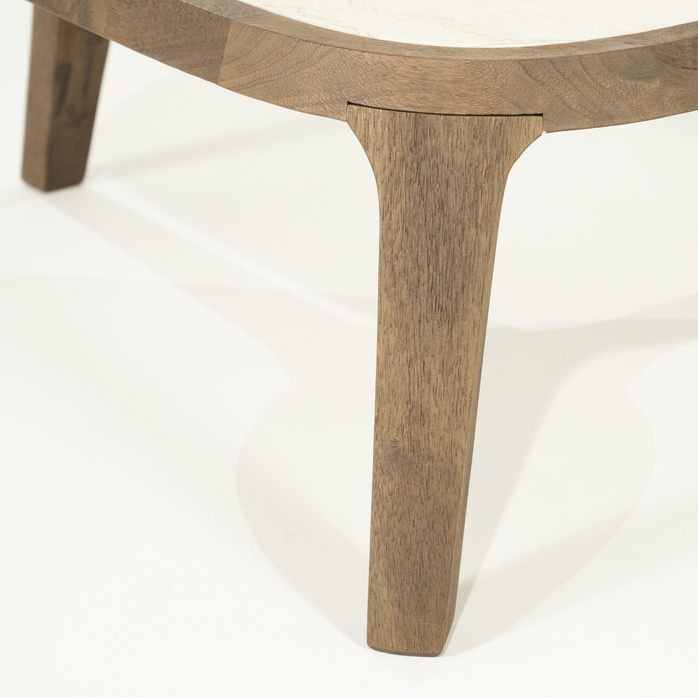 Eleonora Organische Salontafel 'Fred' Marmer en mangohout, 64 x 75cm