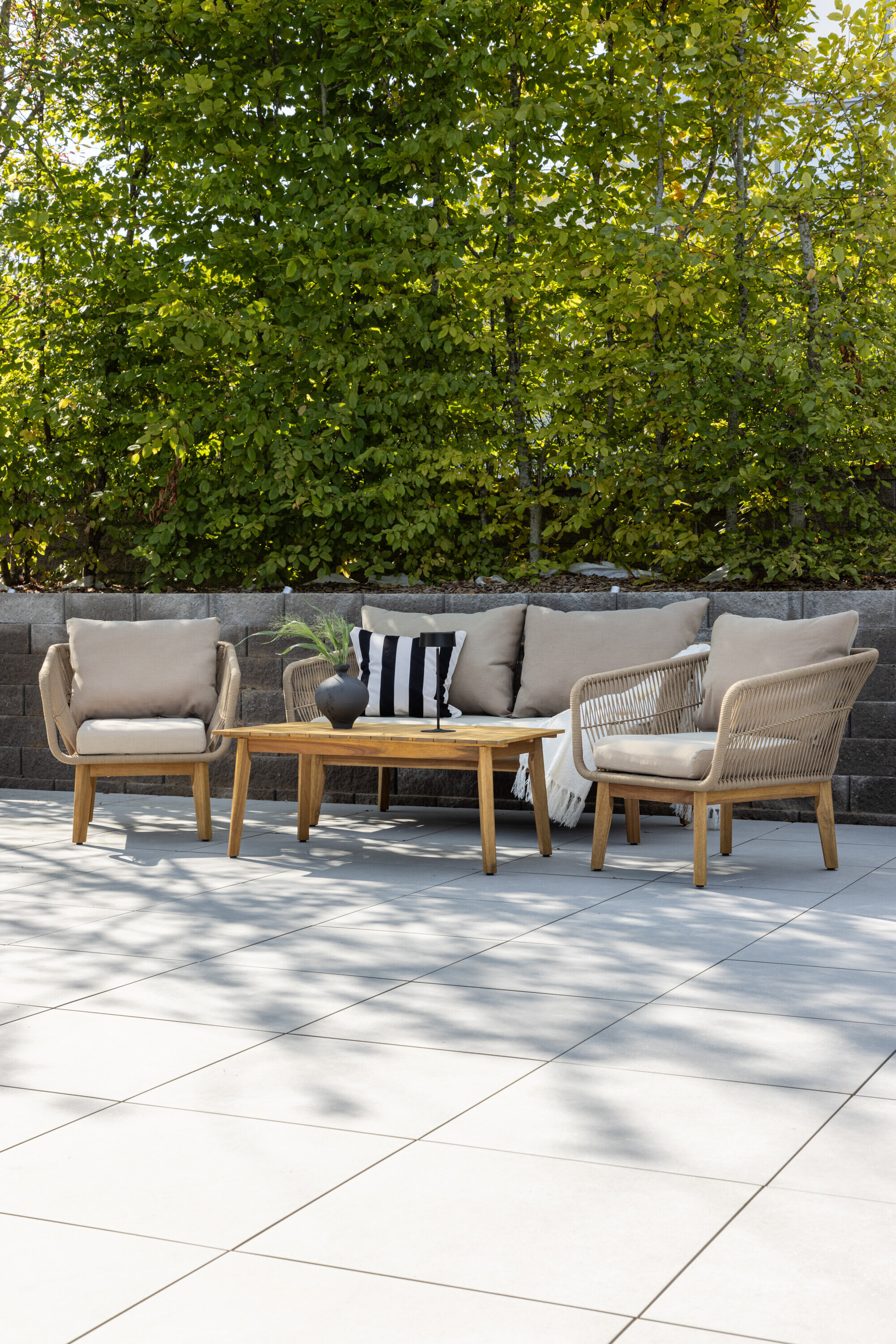 Nohr Loungeset 'Chandni' Acaciahout, Met bank, tafel en 2 stoelen, kleur Latte