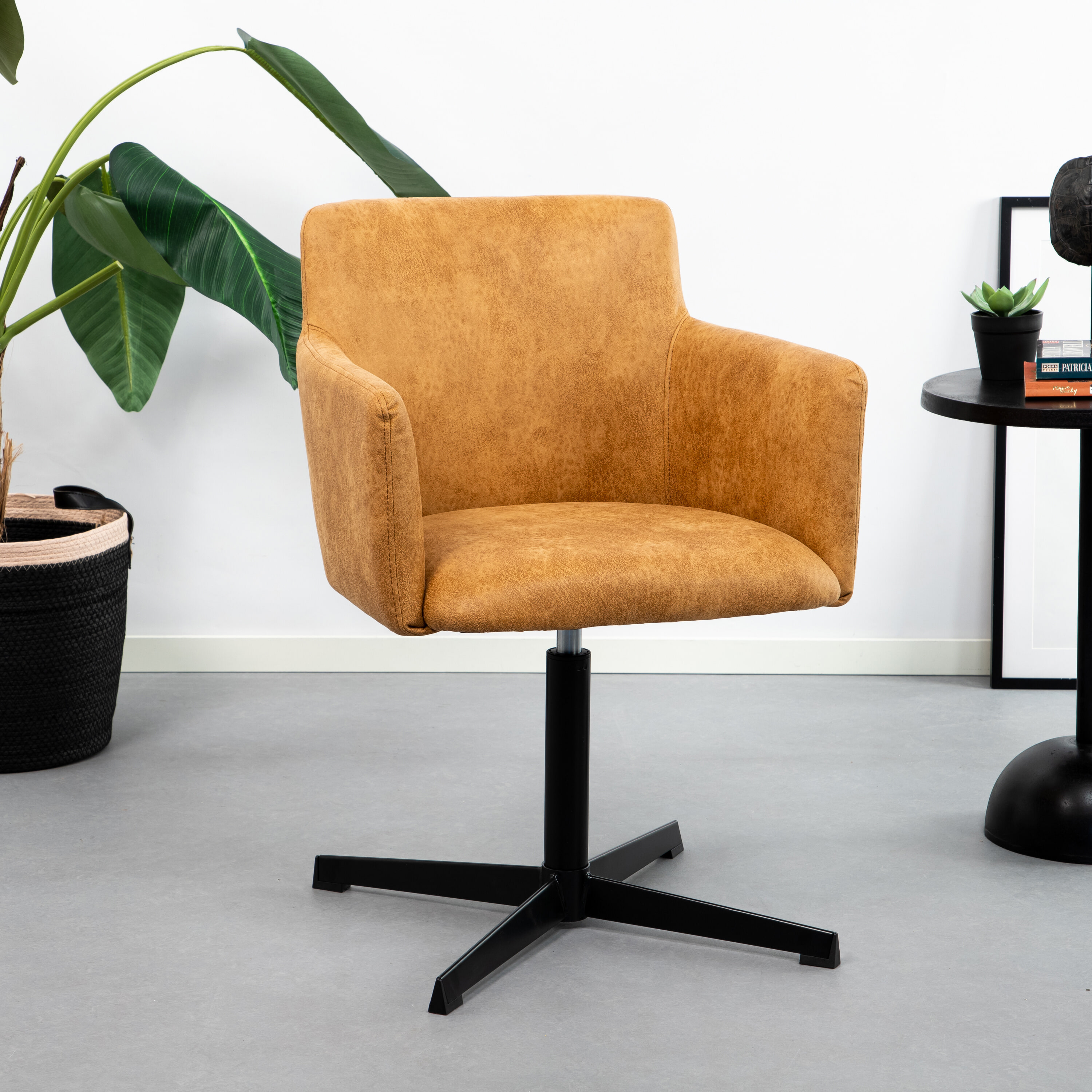 Bruine Draaipoot Eleonora Eetkamerstoelen • Grote collectie Eleonora Eetkamerstoel Menno • Sohome • Voorheen Meubelpartner