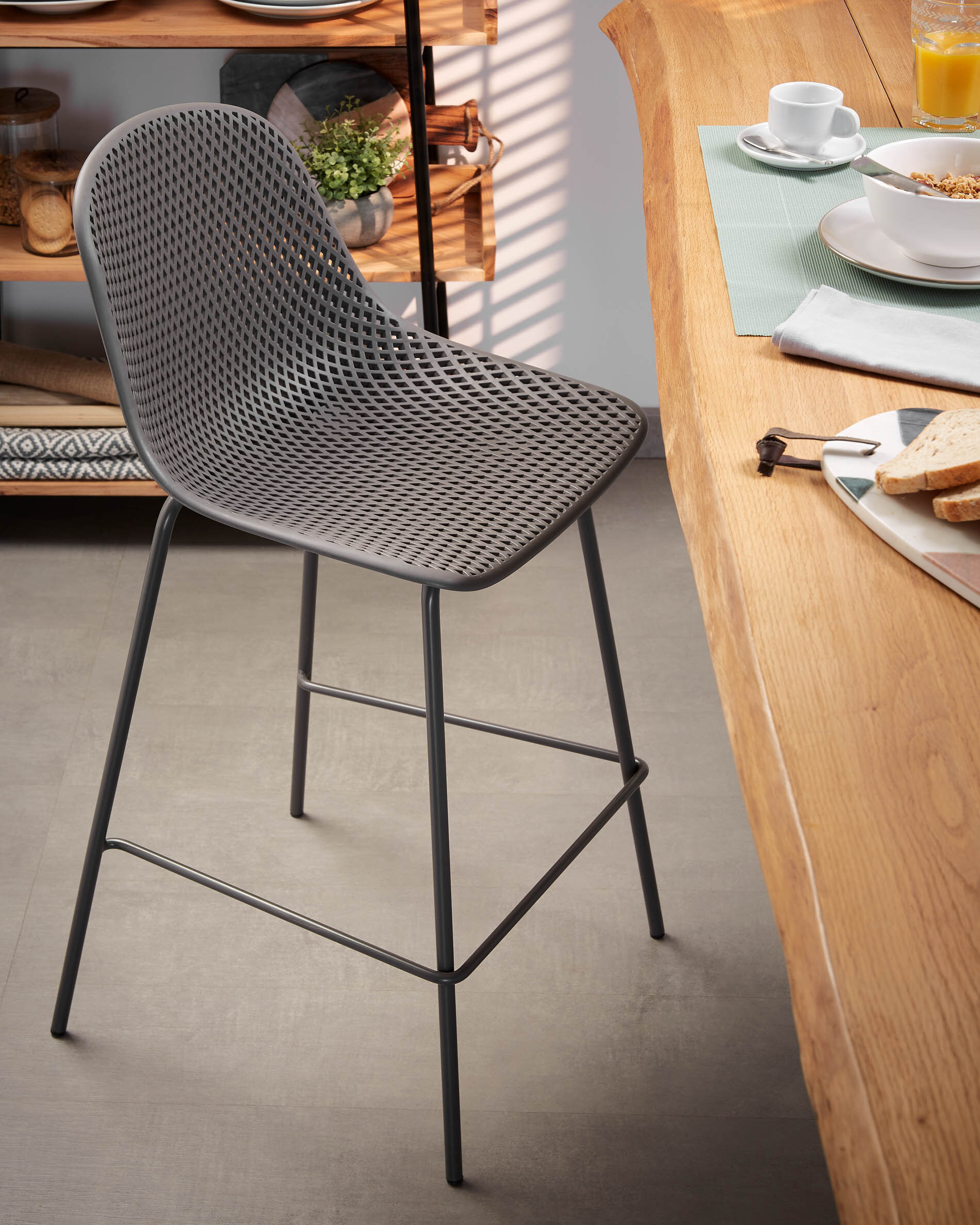 Kave Home Barkruk 'Quinby' (zithoogte 75cm), kleur Grijs