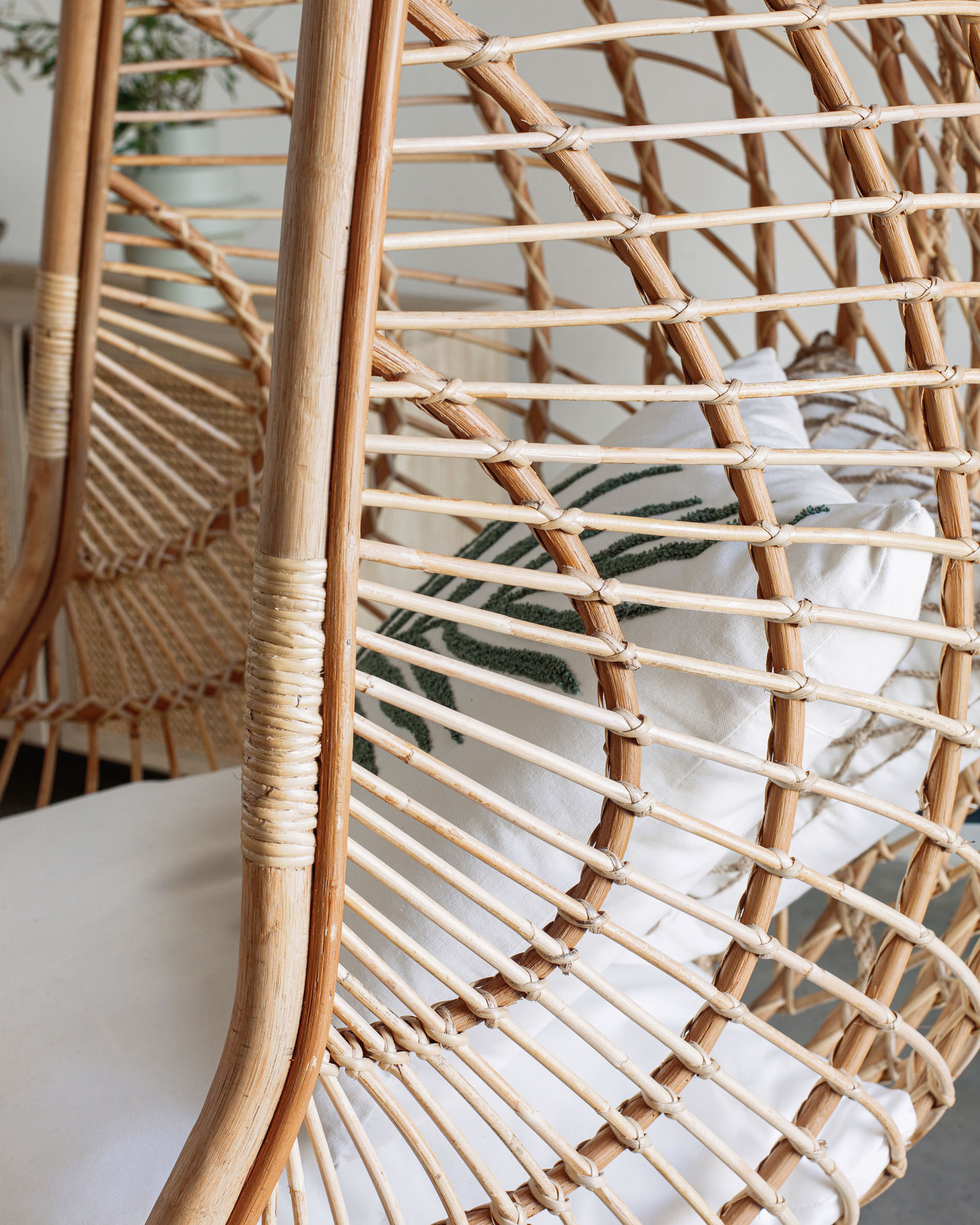 Kave Home Hangstoel 'Ekaterina' Met standaard, Rotan, kleur Naturel/Grijs