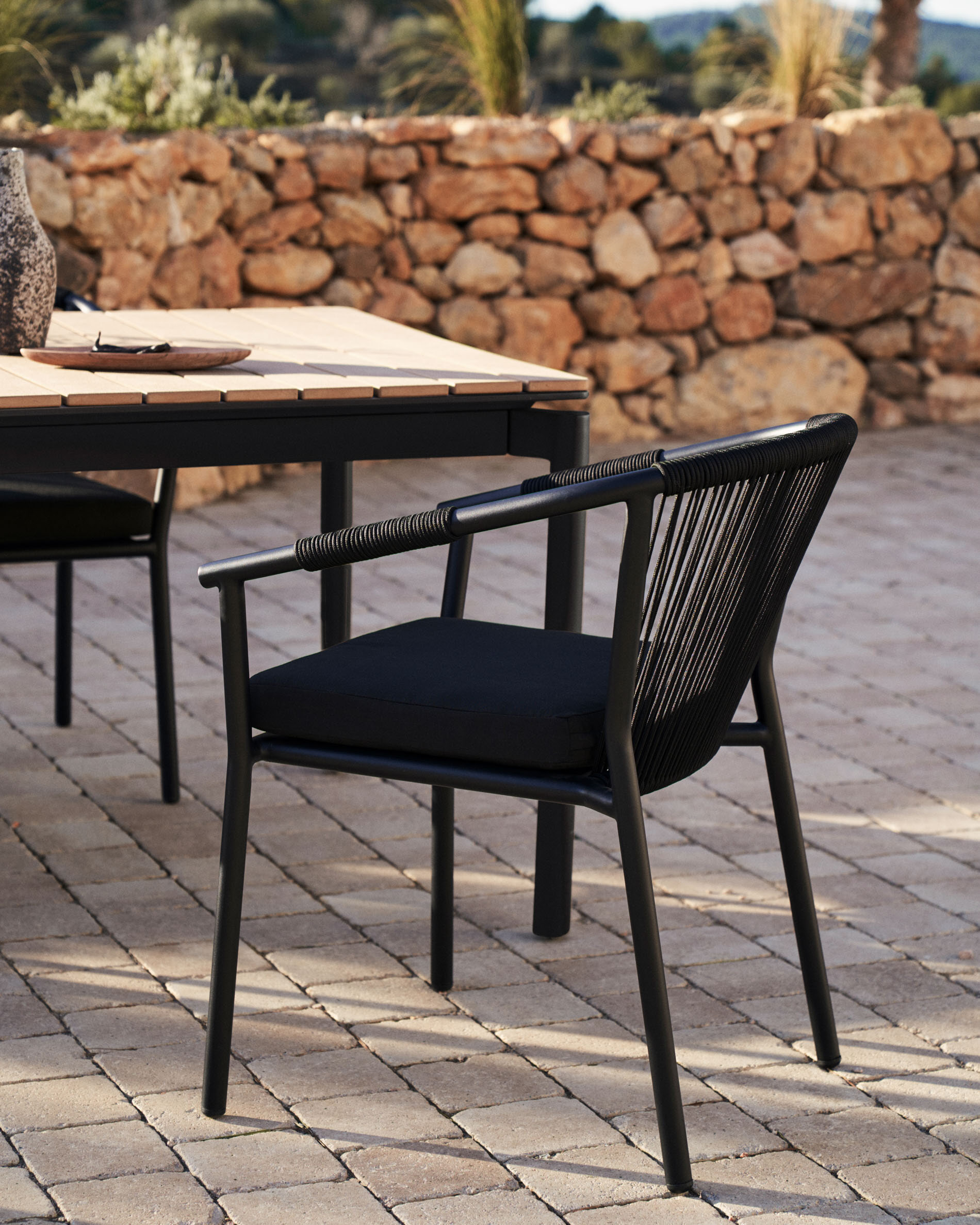 Kave Home Tuinstoel 'Xelida' Geweven touw, kleur Zwart