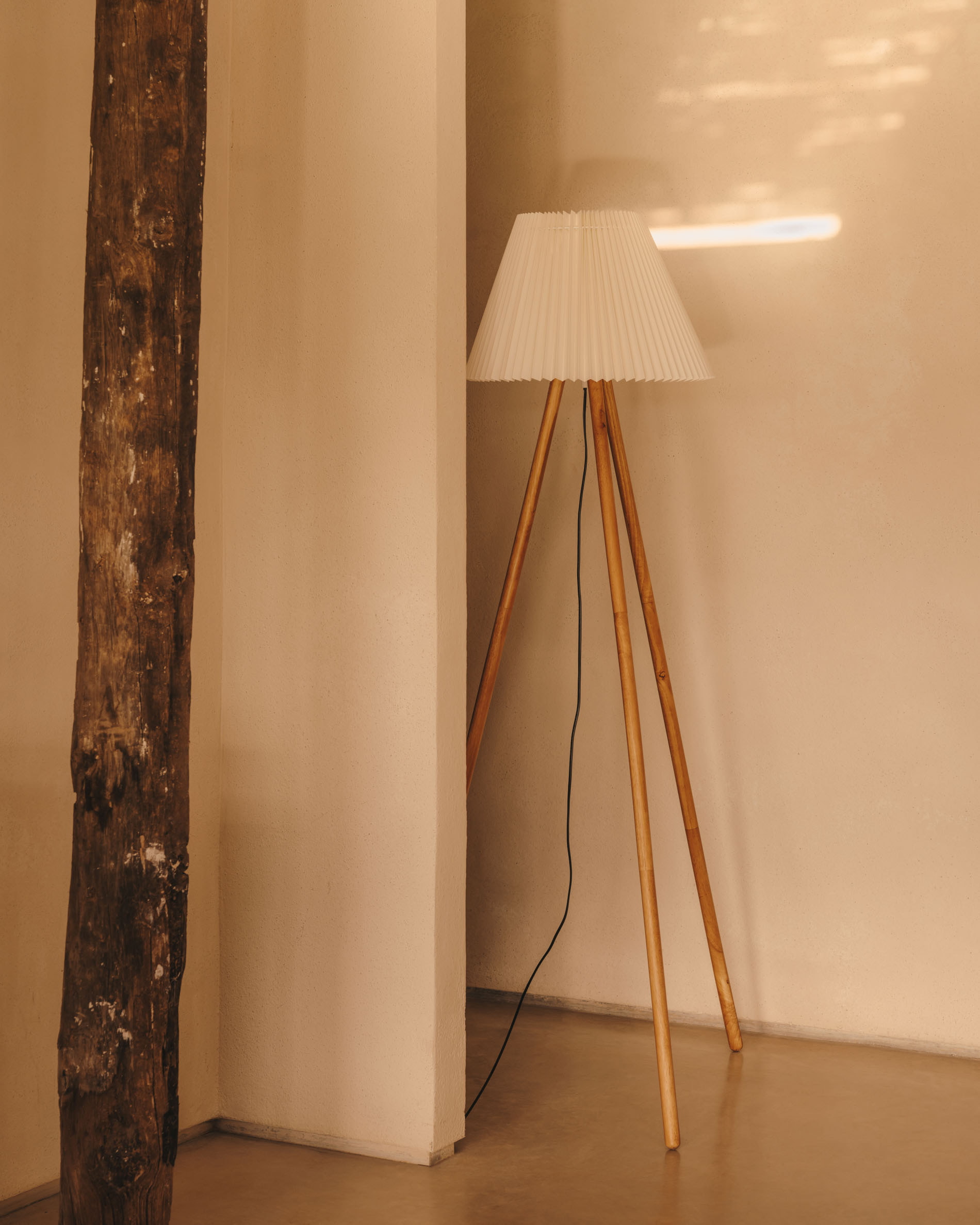 Kave Home Vloerlamp 'Benicarlo' Rubberhout, 149cm hoog