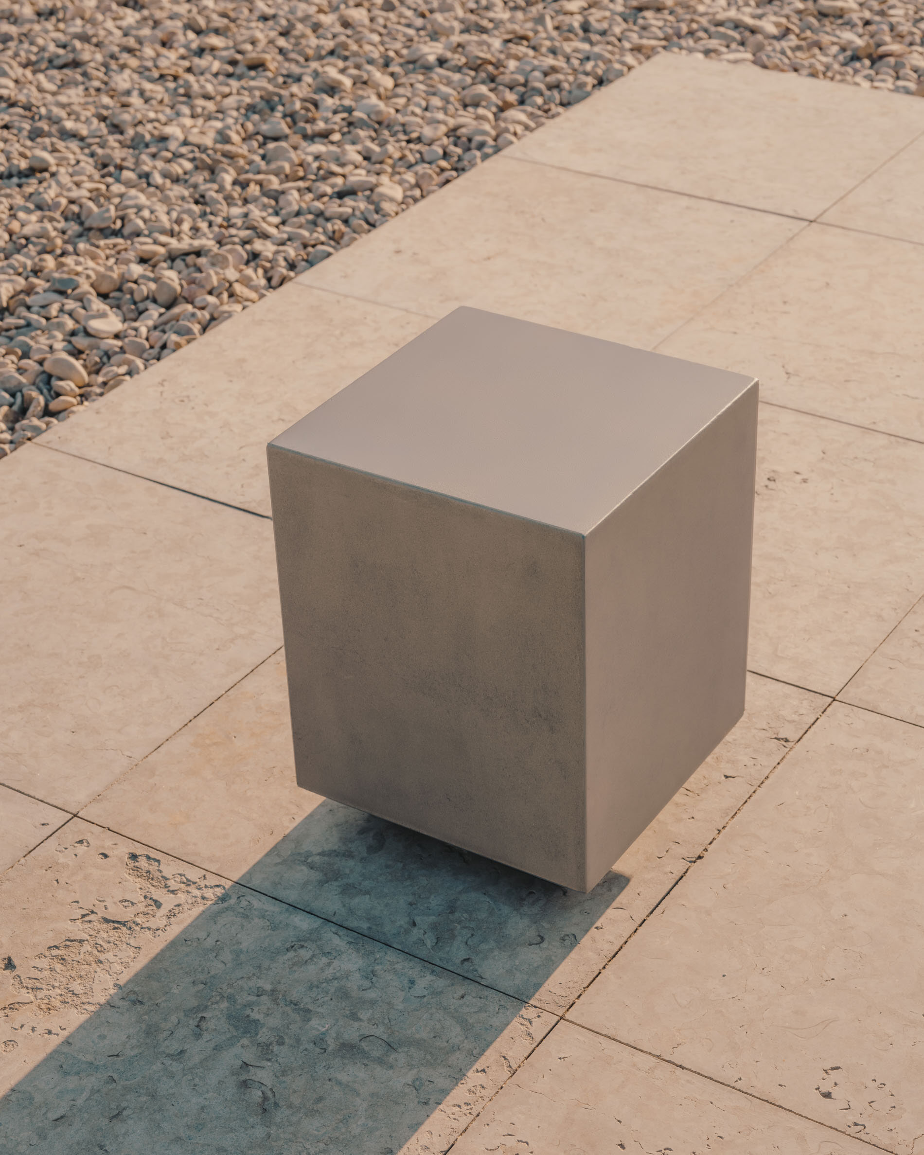 Kave Home Bijzettafel 'Rustella' Cement, 35 x 35cm