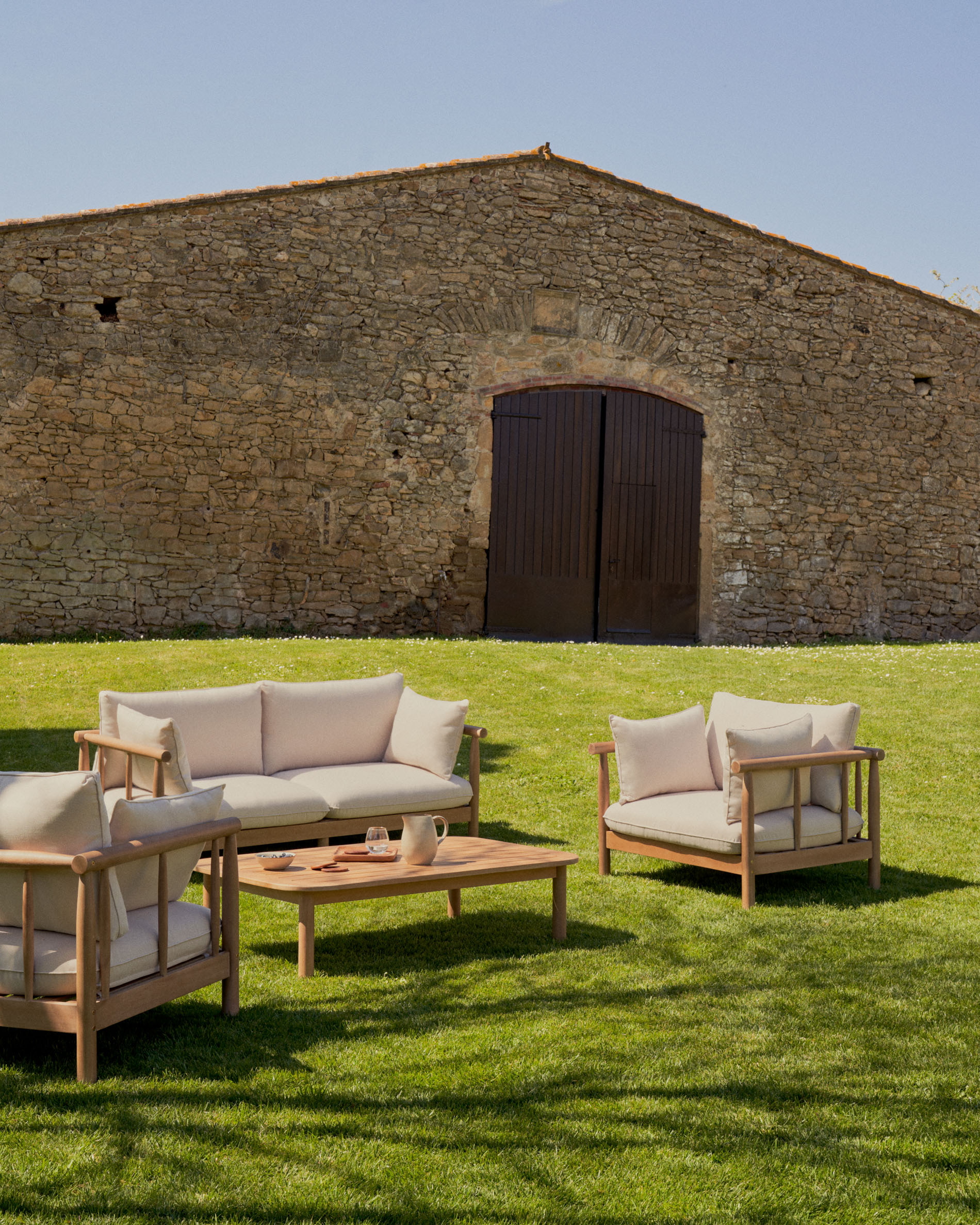 Kave Home Loungeset 'Sacova' Eucalyptushout, Met 2 fauteuils, 2-zitsbank en salontafel