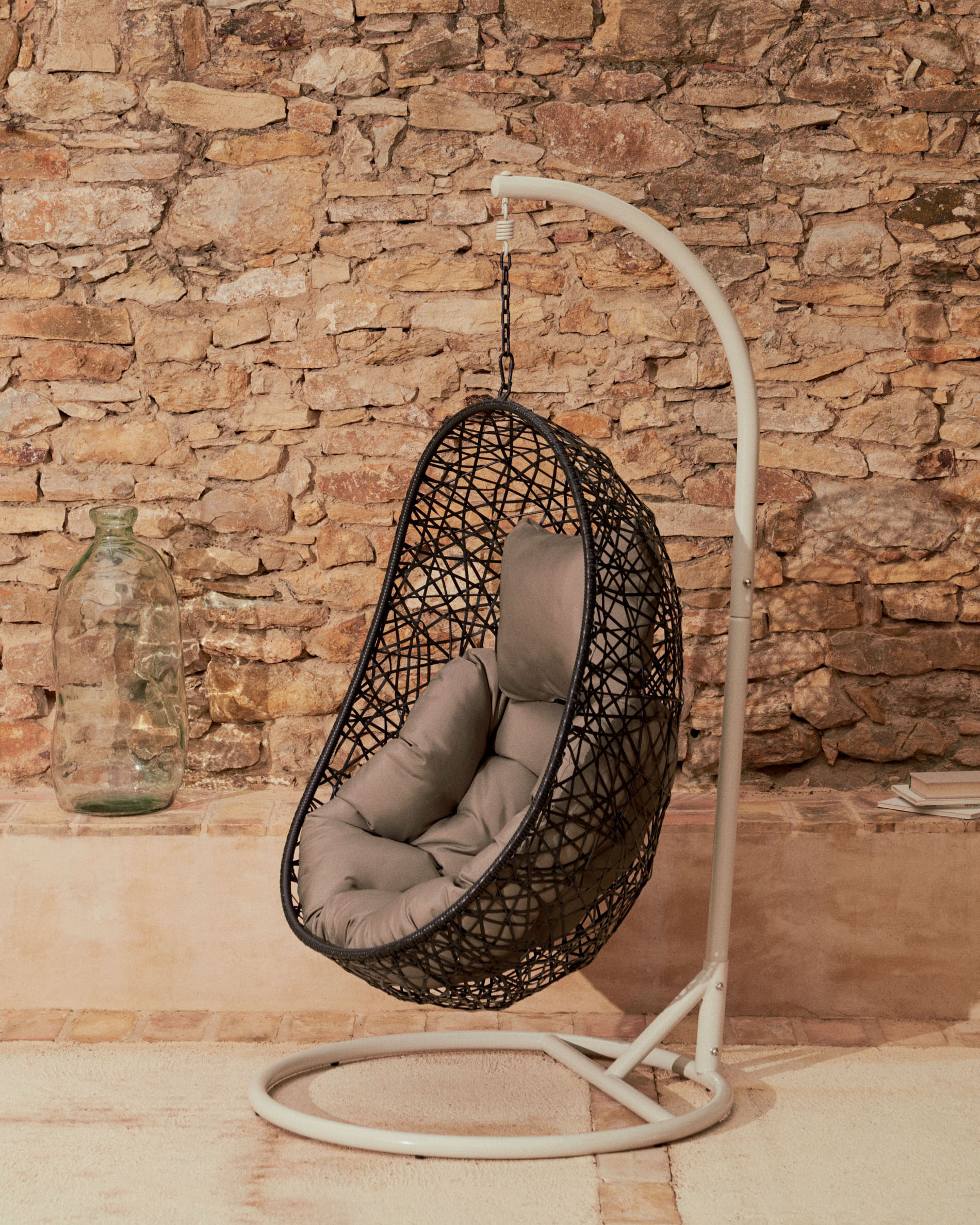Kave Home Hangstoel 'Florina' Met standaard, kleur Antraciet/Beige