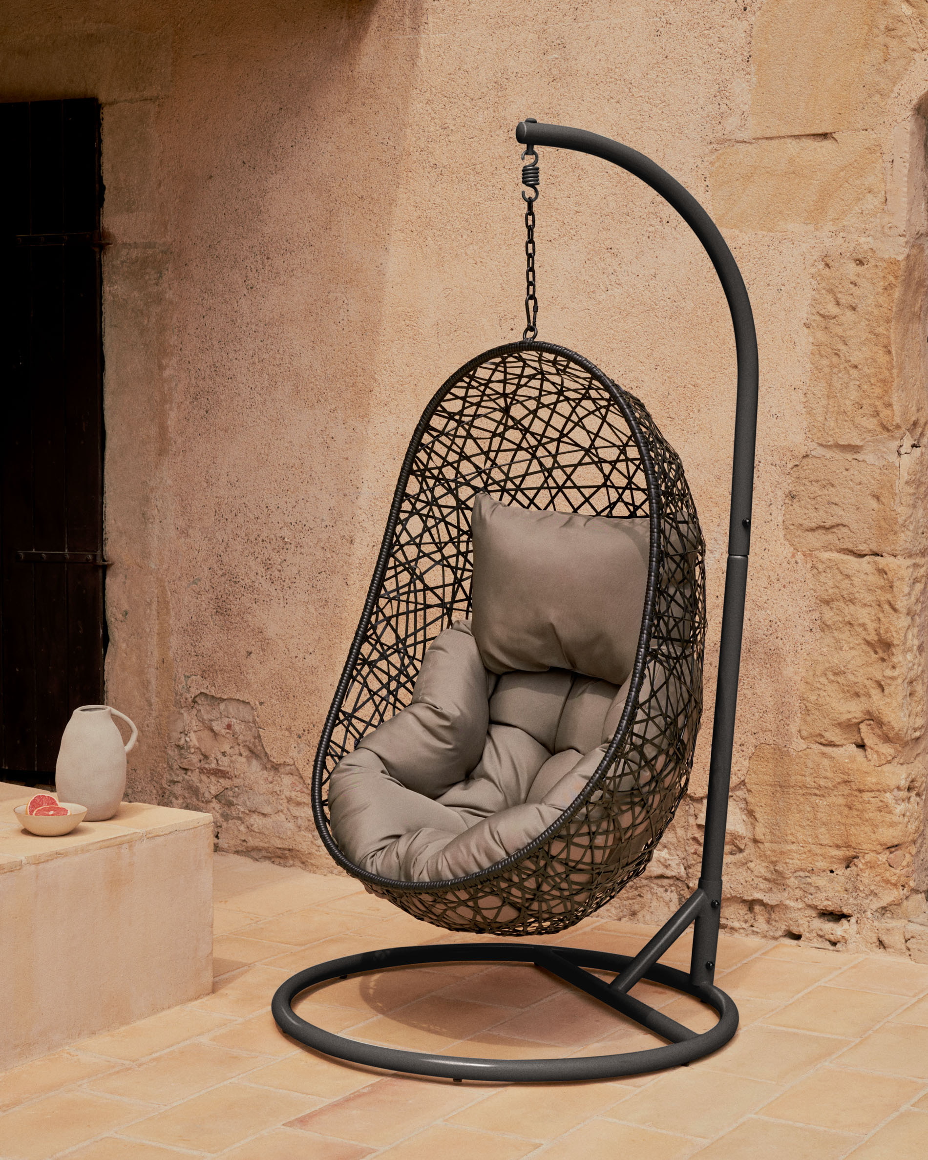 Kave Home Hangstoel 'Florina' Met standaard, kleur Antraciet